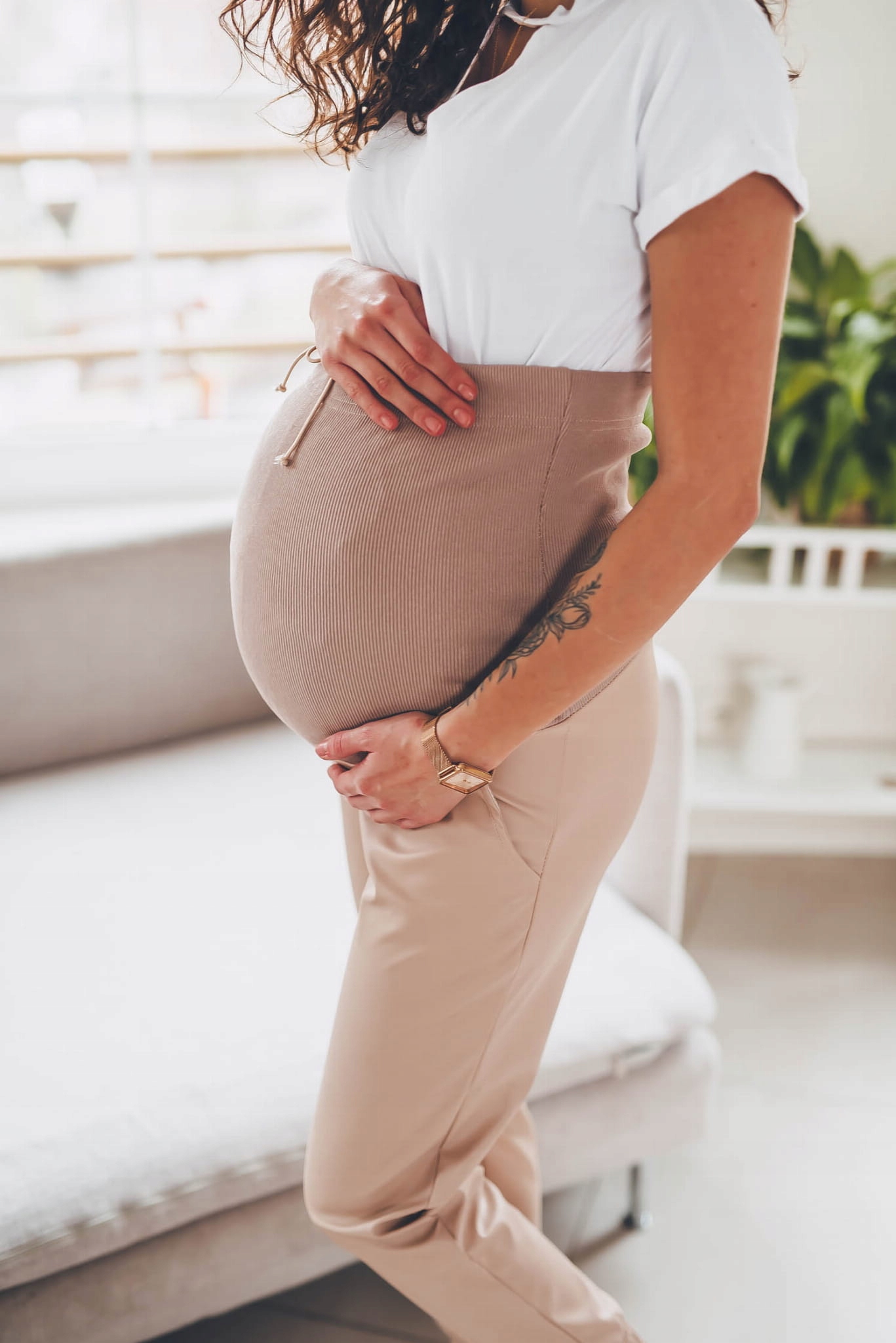 Beżowe damskie spodnie ciążowe imitacja skóry M Fason inny