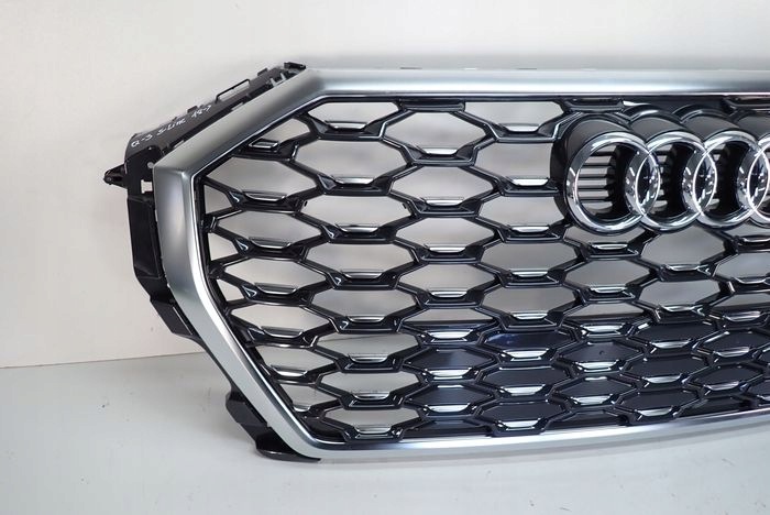 AUDI Q3 II S-LINE 18- grille 83F853651B