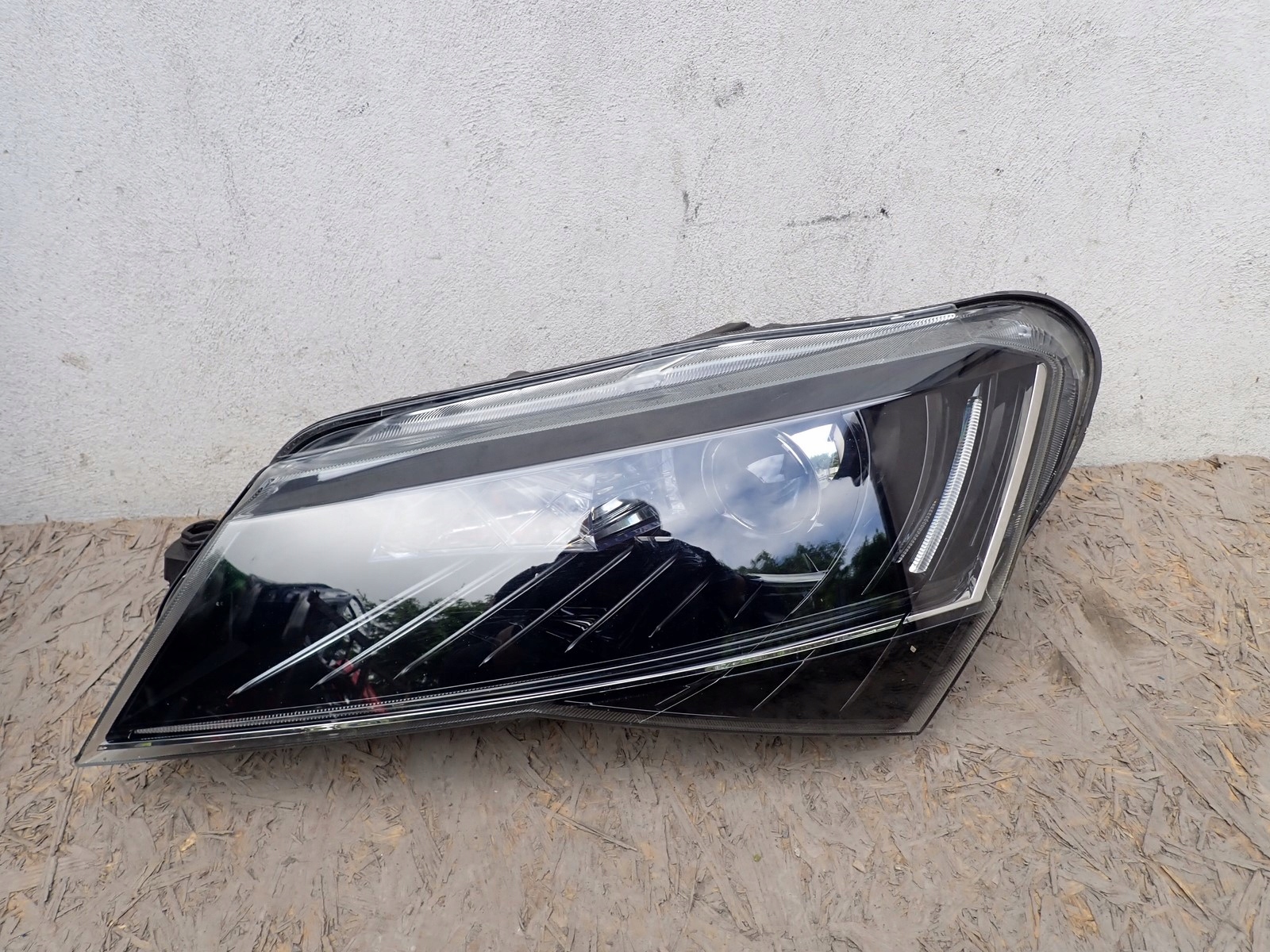 light left REFLEKTOR BI XENON SKODA SUPERB 3V III 2015-2019R 3V1941015A
