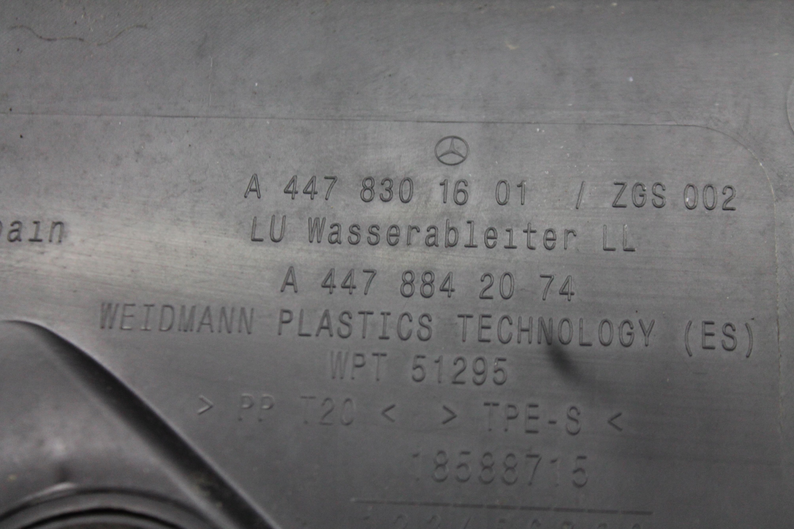 PODSZYBIE PLASTIKOWE GÓRNE A4478301601 MERCEDES VITO W447 14- EUROPA Producent części Mercedes-Benz OE