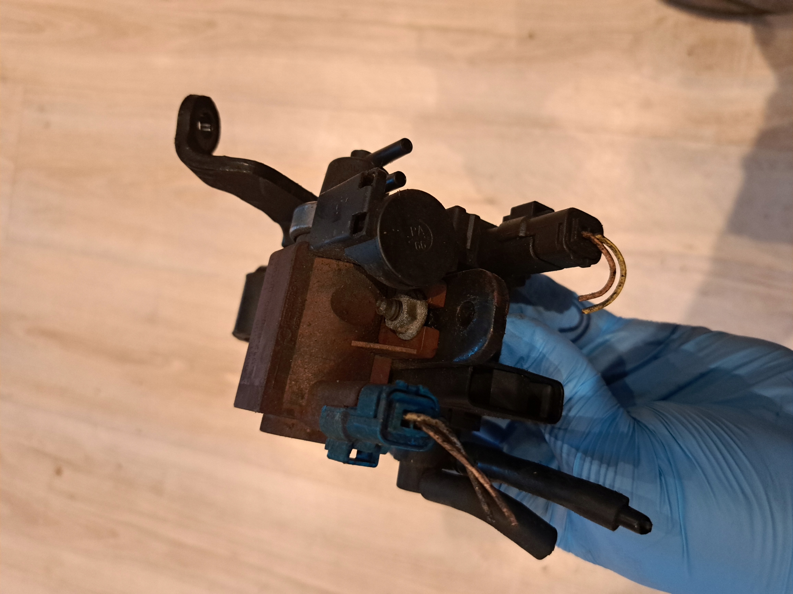 PEUGEOT 407 2x zawór podciśnienia 2.0 hdi Numer katalogowy części PEUGEOT 407 2x zawór podciśnienia 2.0 hdi