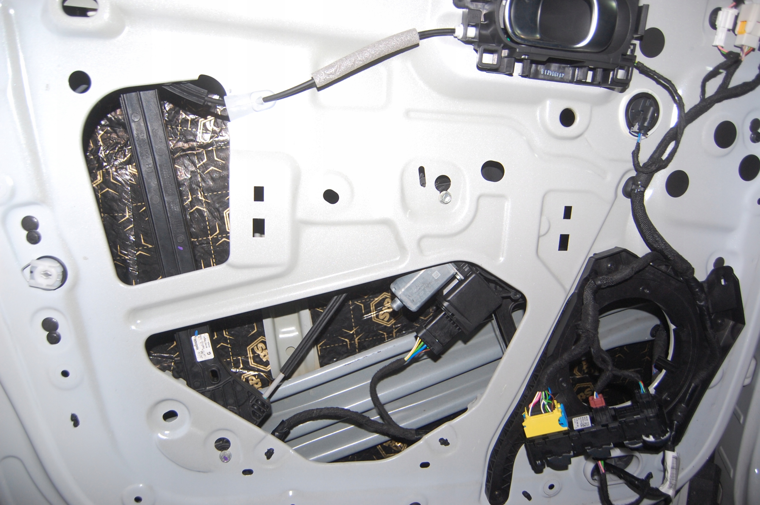 StP WYGŁUSZAJĄCA MATA USZTYWNIAJĄCA SAMOPRZYLEPNA Waga produktu z opakowaniem jednostkowym 0.4 kg