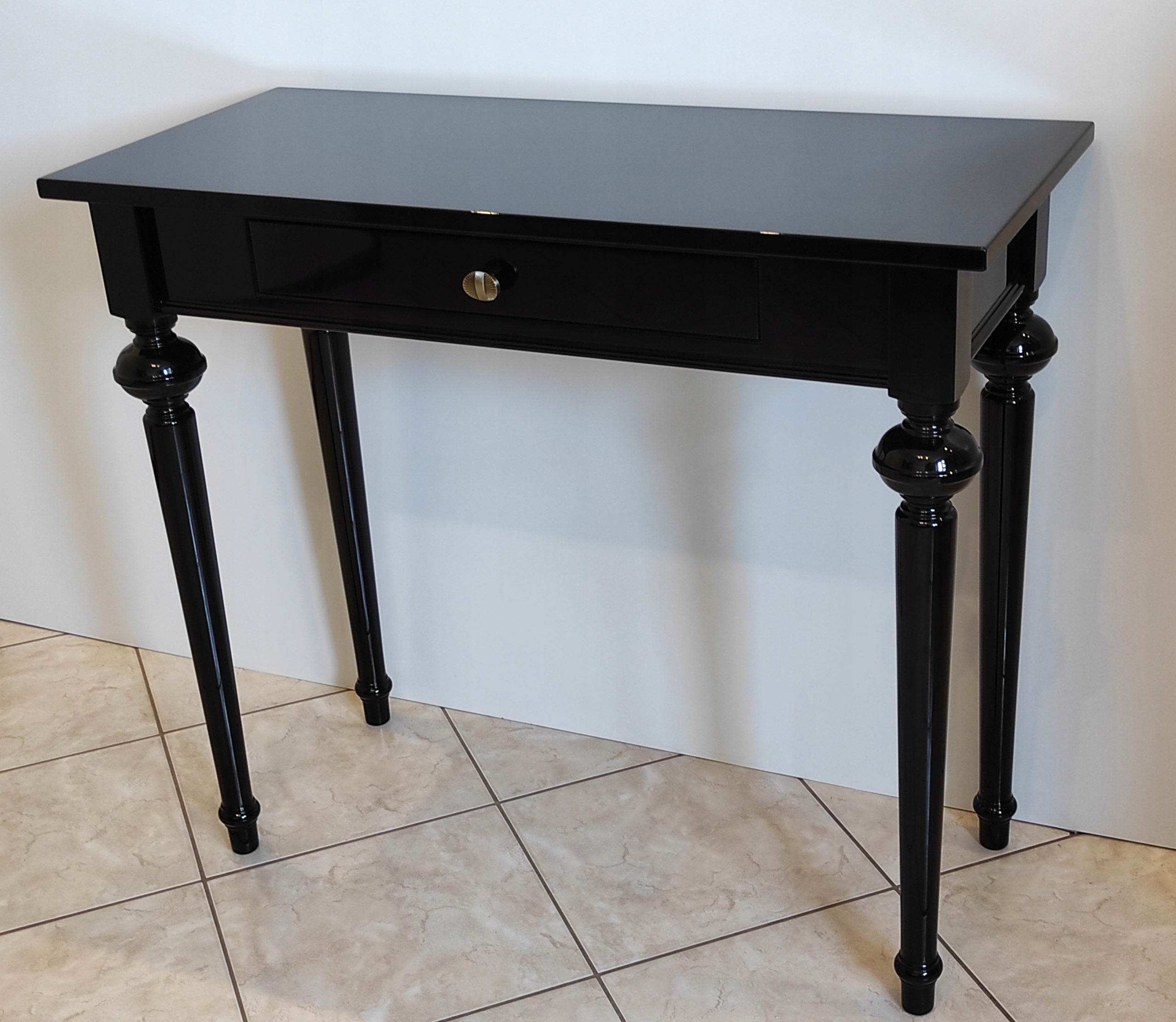 КОНСОЛЬ ЧЕРНЫЙ В ВЫСОКОМ БЛЕСКЕ НОГИ ТОЧЕНЫЕ