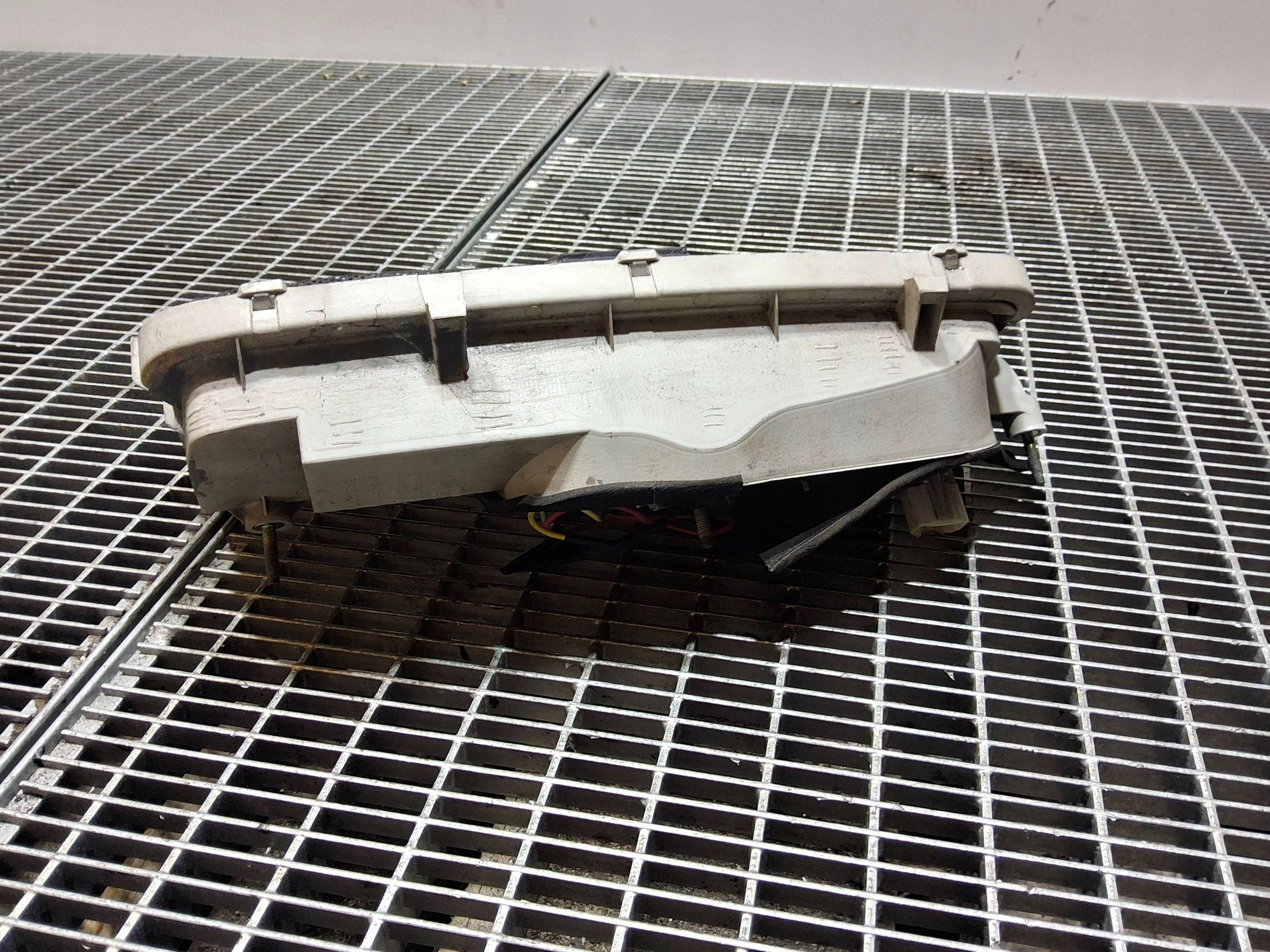 nissan ELGRAND 2004 задний правая сторона фонарь