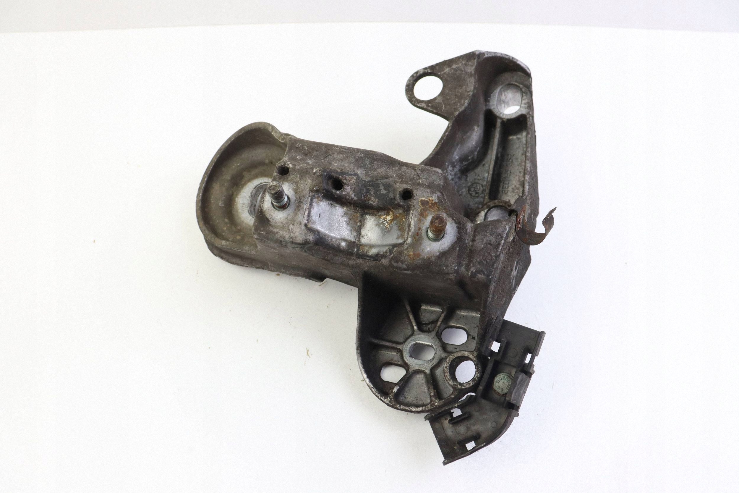 AUDI A4 B6 B7 bracket holder of the engine holder right 8E0199352