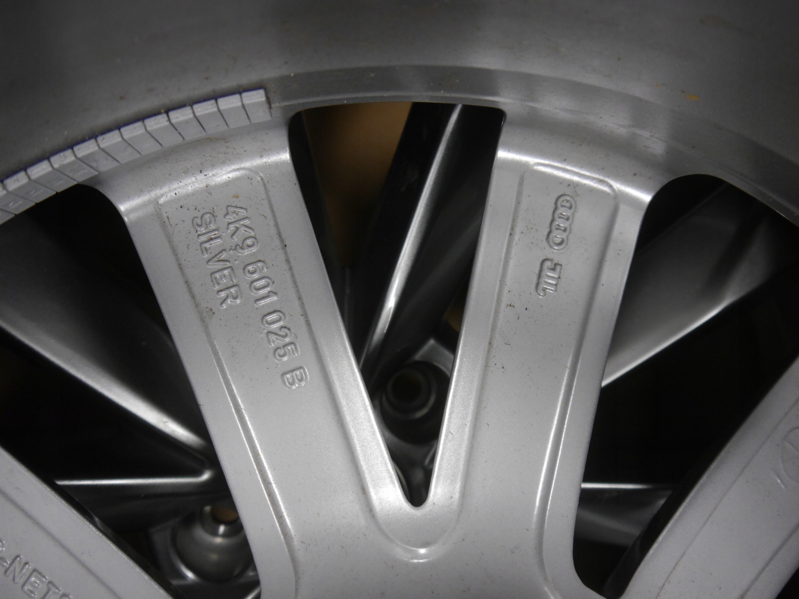 AUDI A6 C8 KOŁA FELGI 245/45/20 CONTINENTAL 4K9601025B Rozstaw śrub 5x112