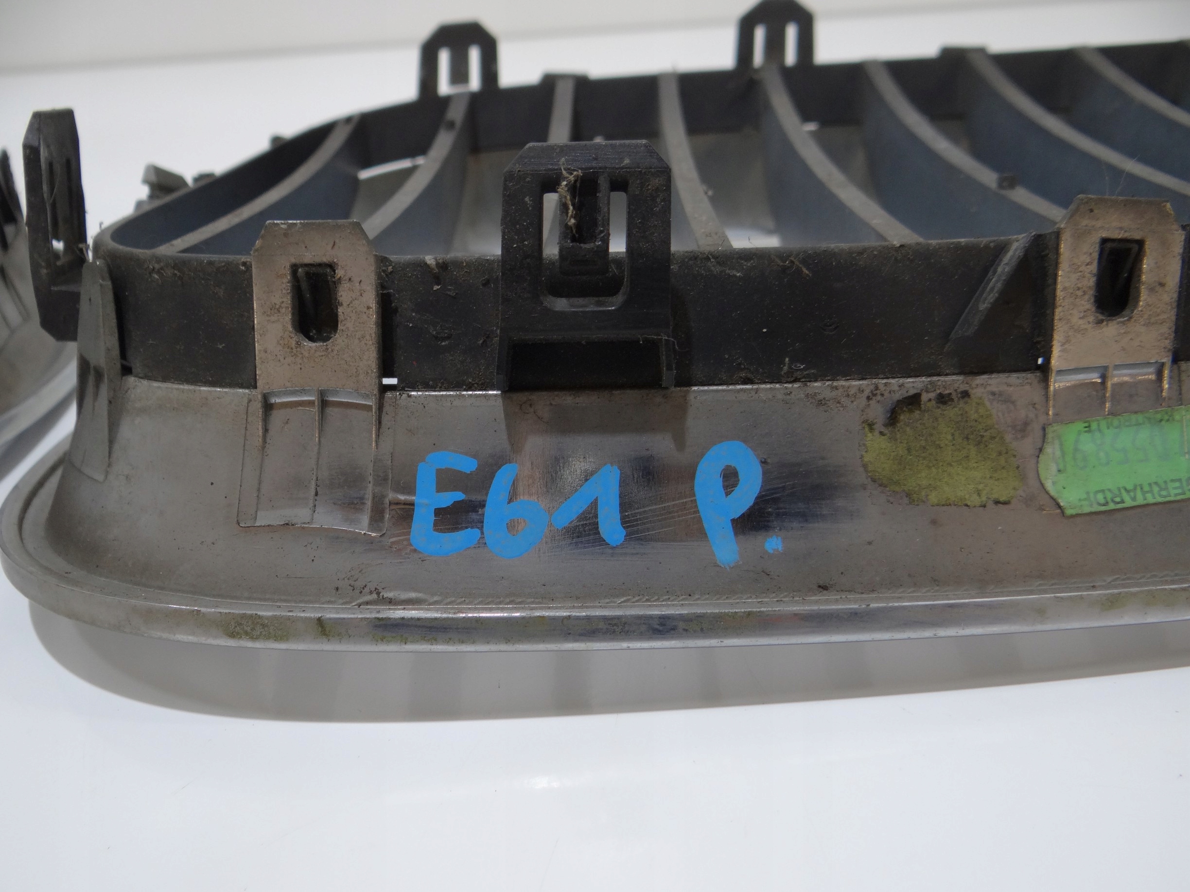 NERKI hűtőrács maszk BMW E60 E61 OE 7027062 (4647733) KOMPLET
