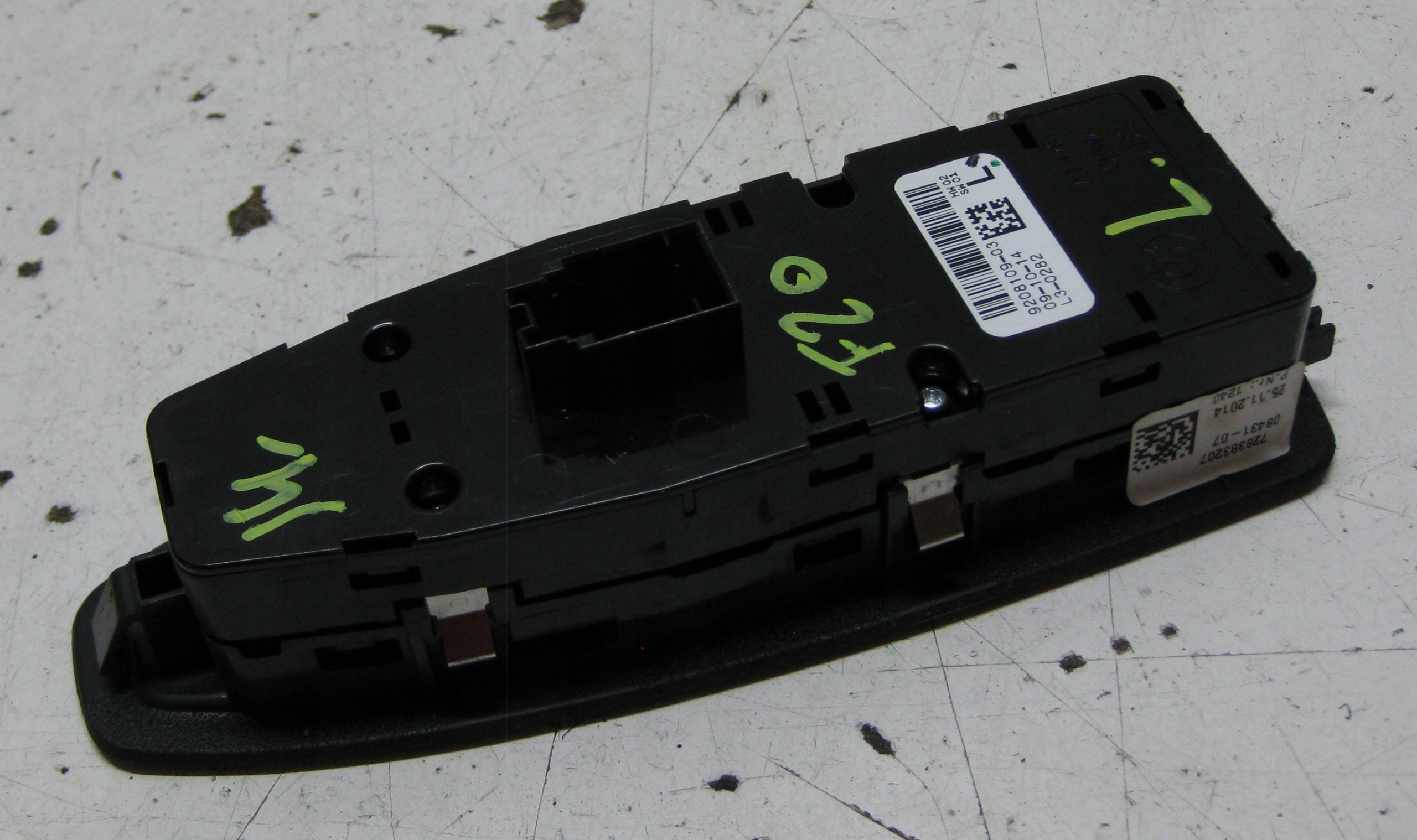 BMW F20 1.6i 14R PANEL window control switch left 9208109