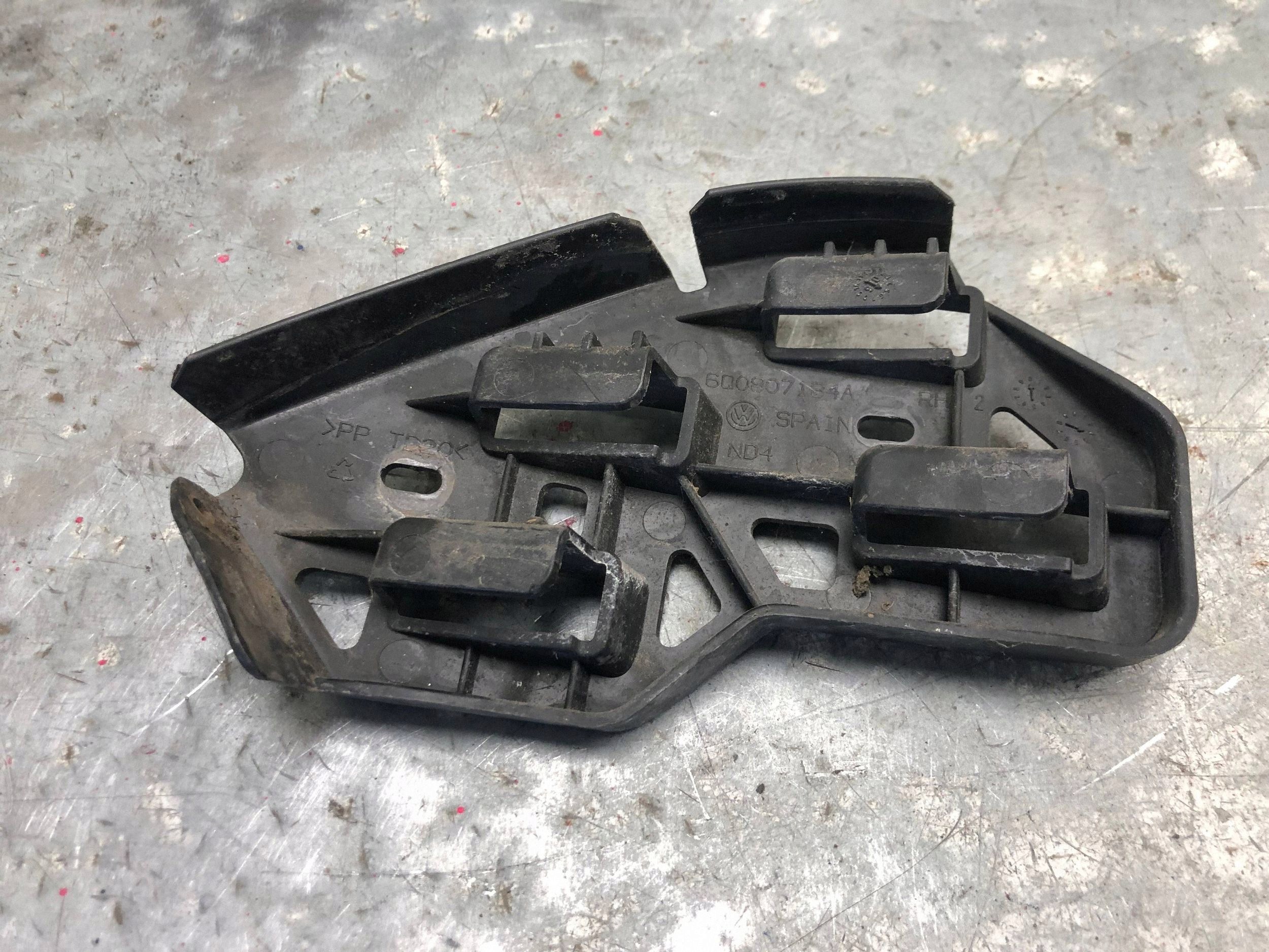 bumper bracket right front VW POLO IV 6Q0807184A