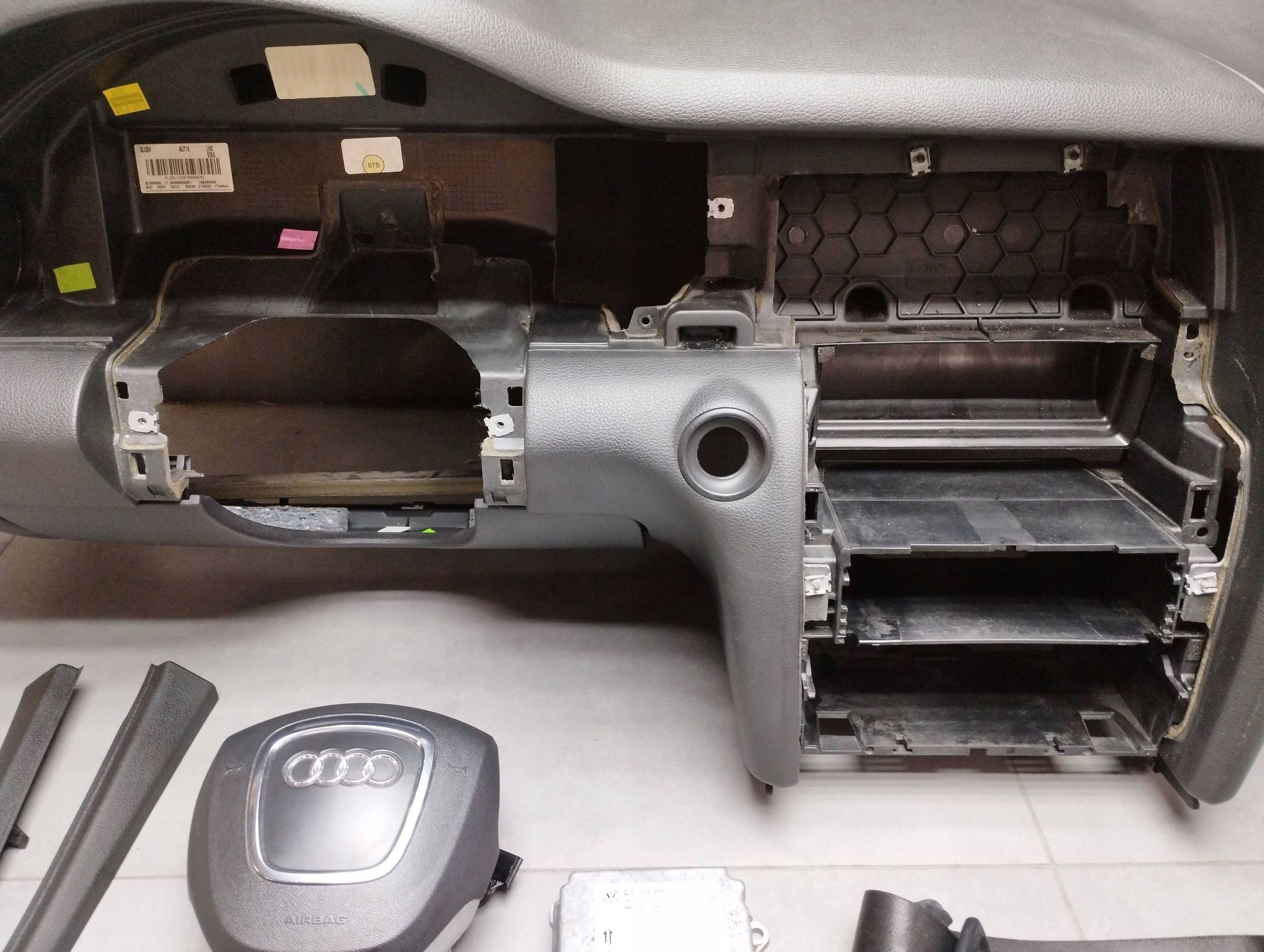 Audi Q7 4L dashboard panel airbags tension belts original