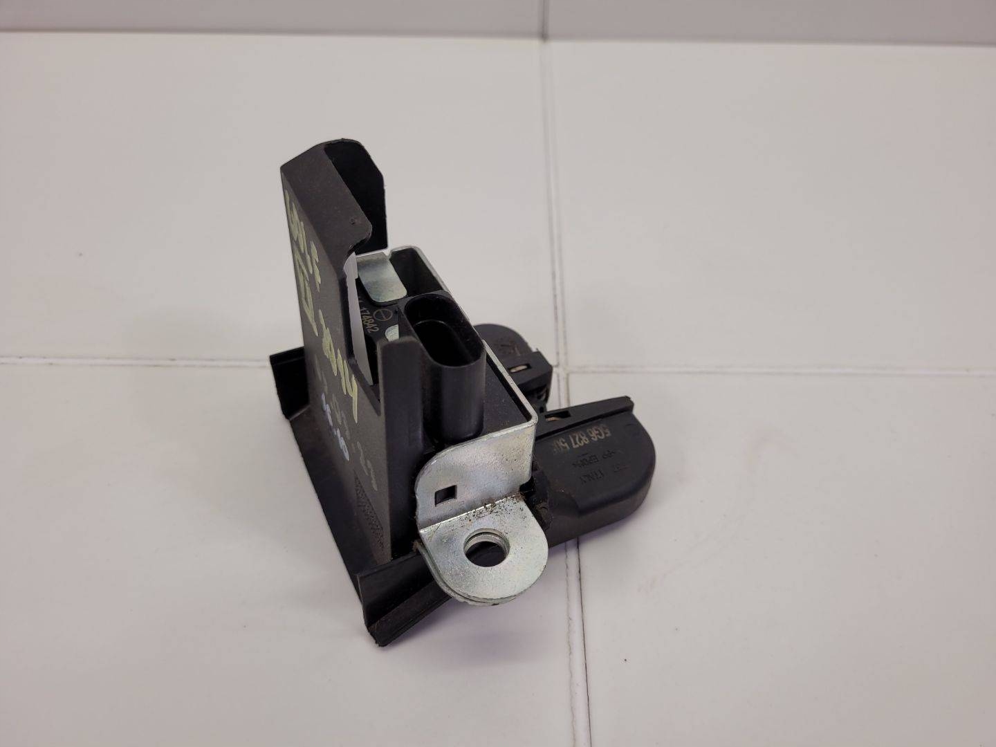 lock bonnet boot Volkswagen Golf 7 2015 5G6827505