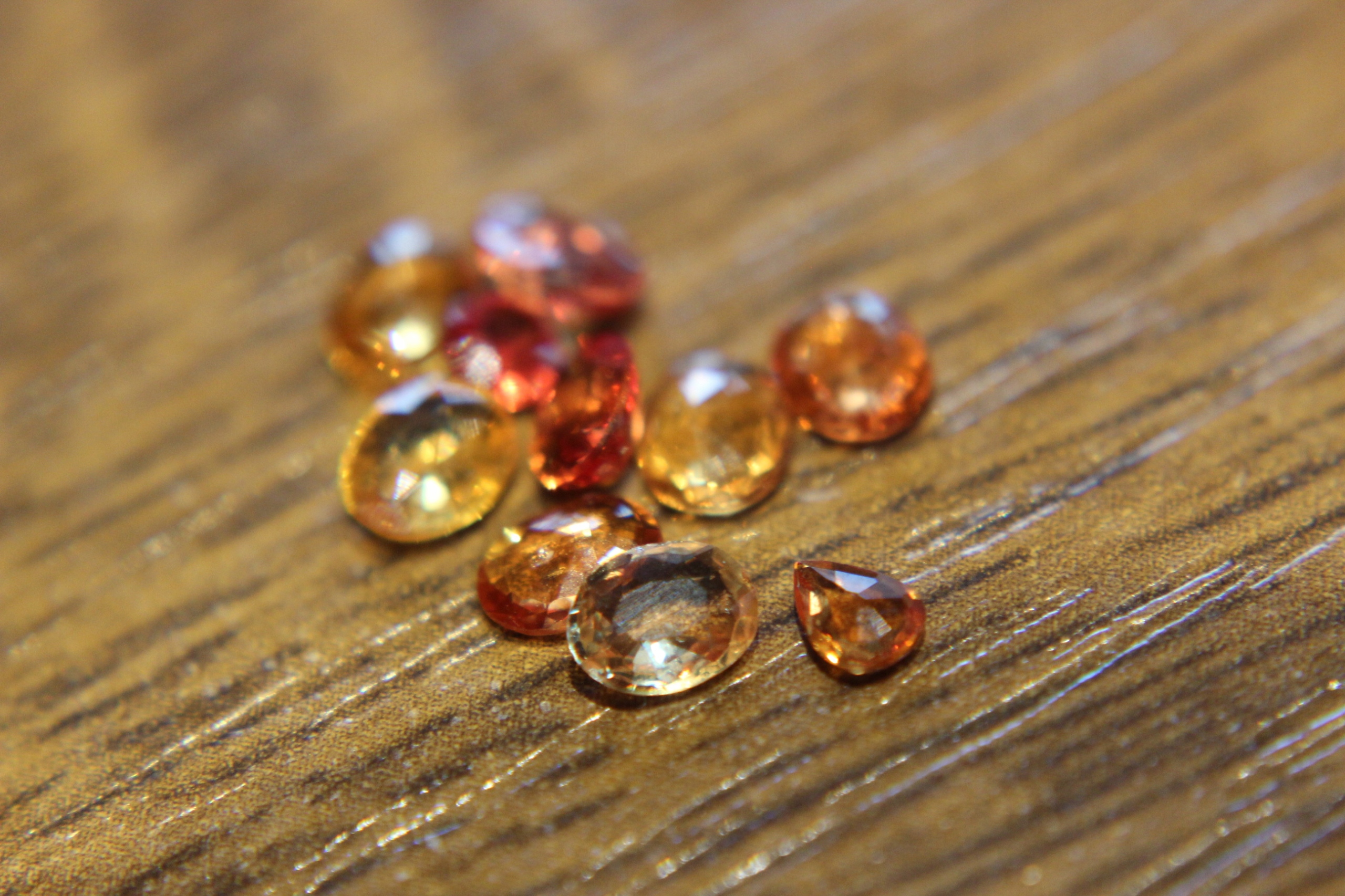 Safíry Songea přírodní kameny 3.25ct 10 Ks.