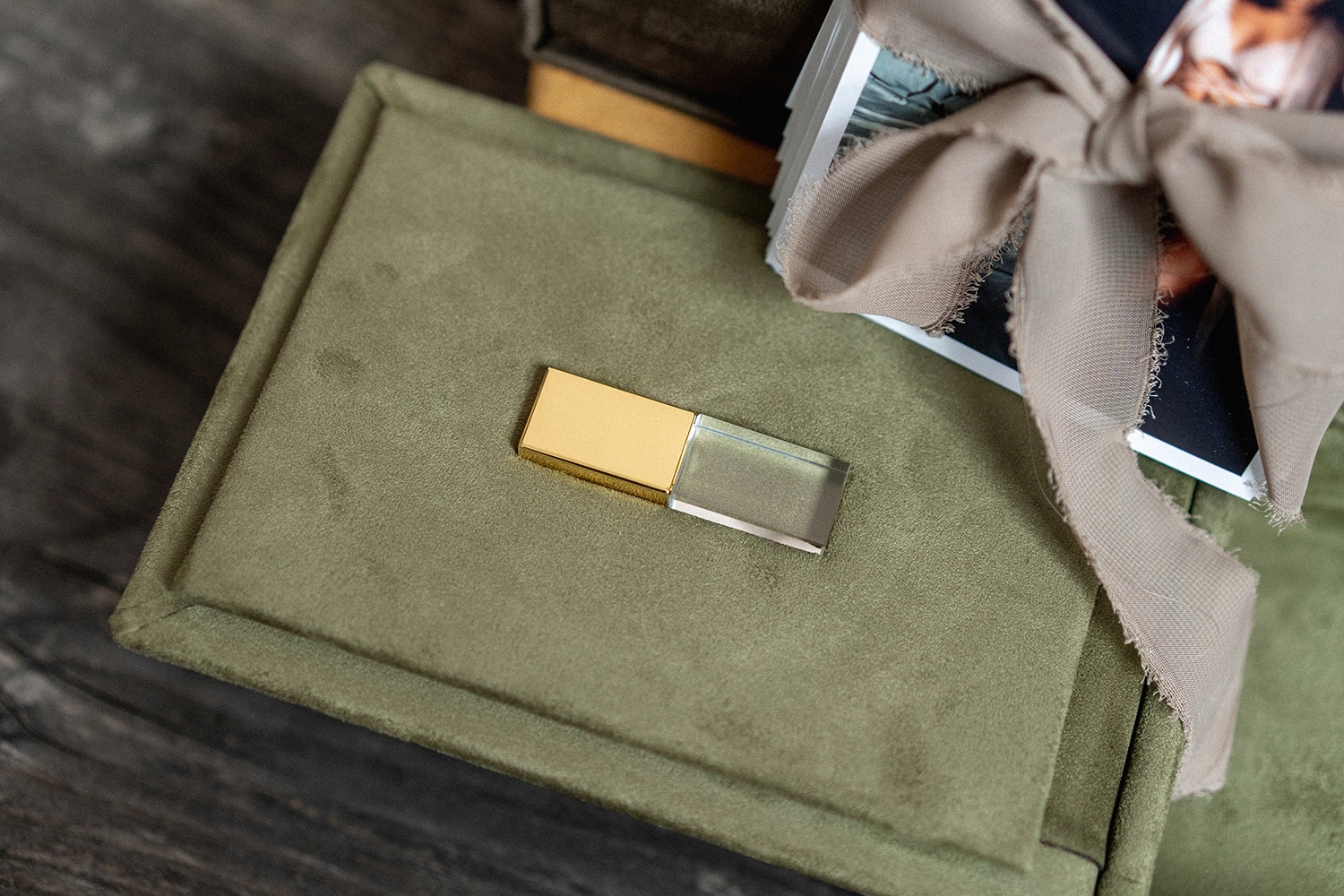 Pudełko na zdjęcia 10x15 aksamit stempel pendrive kryształowy Model NUK07