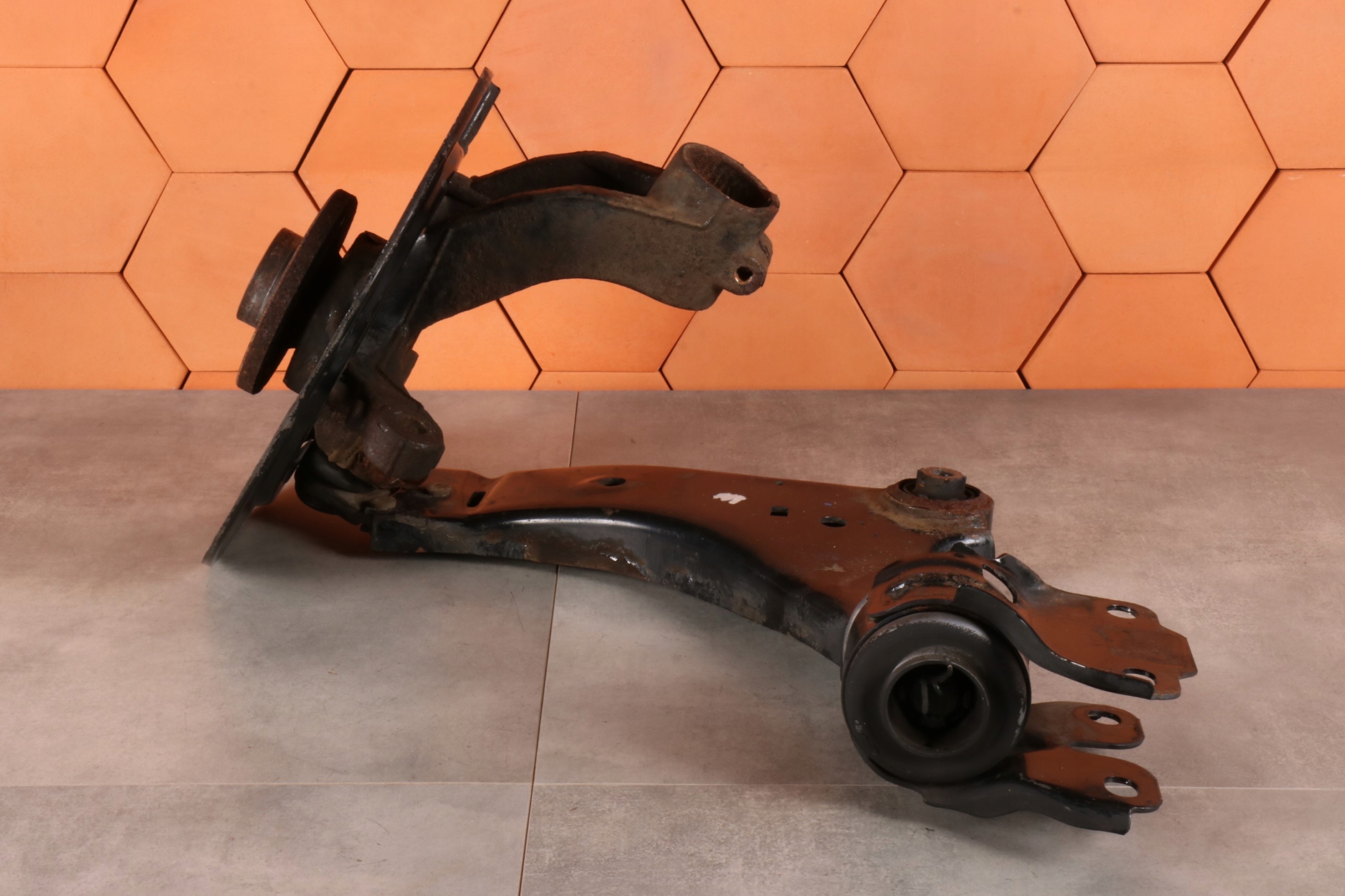 VOLVO XC60 a otoč rameno čepu levý předek 31451326