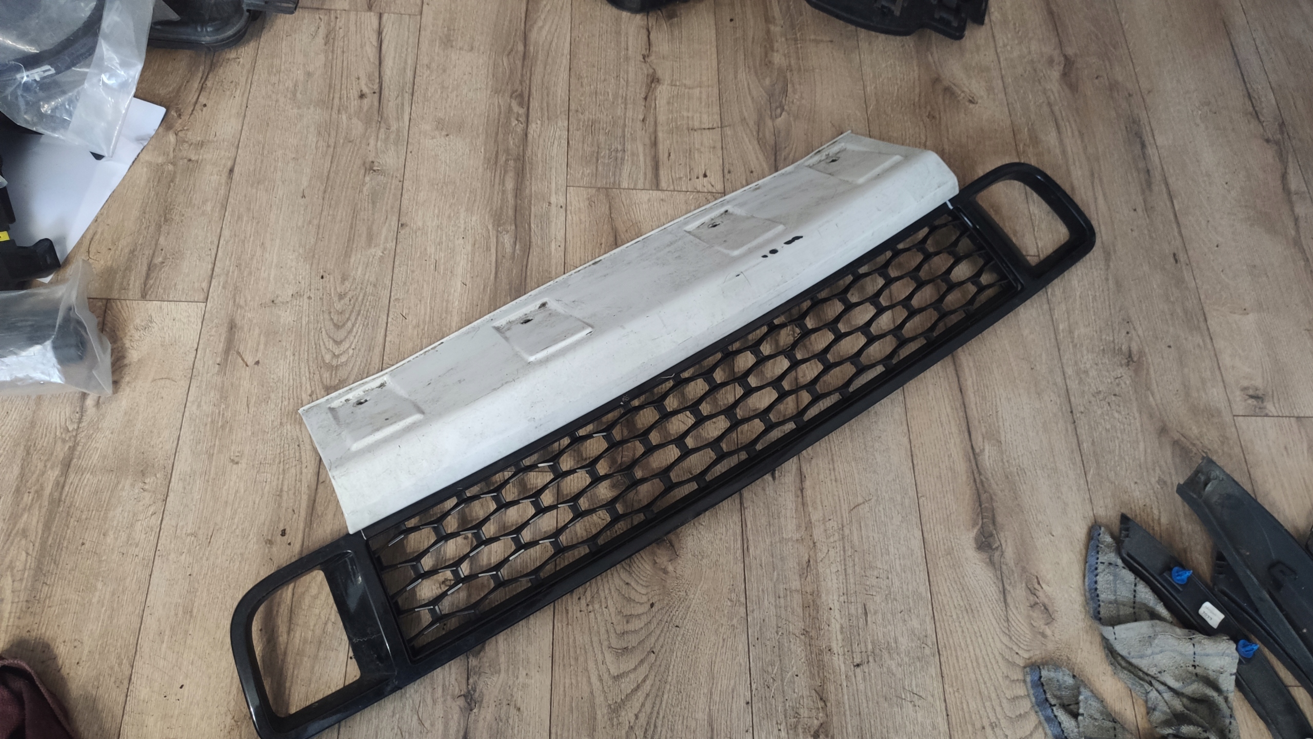 BH4M-17F021 - ЄВРОПЕЙСЬКА ЦЕНТРАЛЬНА ПЕРЕДНЯ РЕШІТКА VOGUE AUTOBIOGRAPHY BLACK