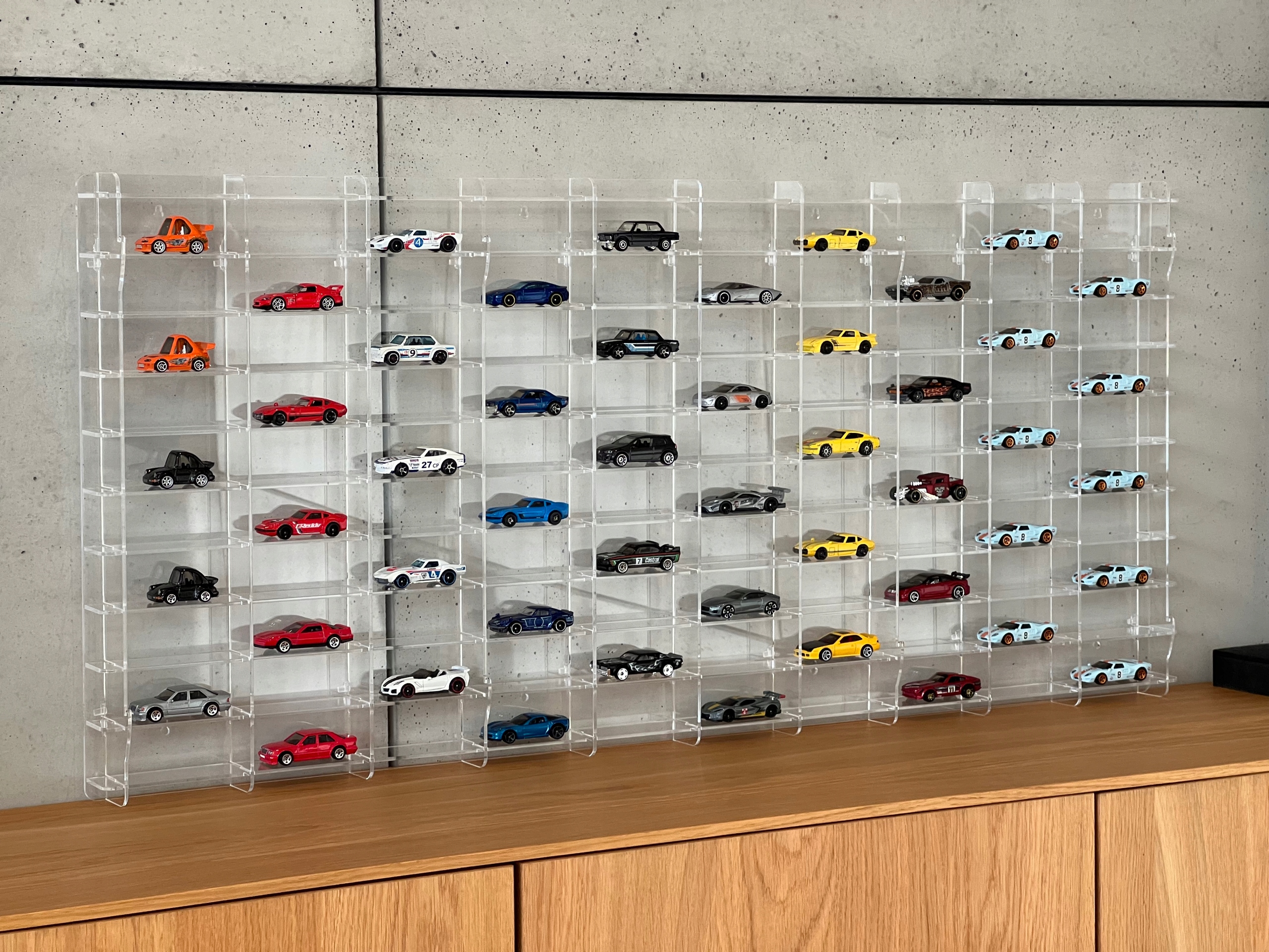 Police vitrína na 100 autíček, modely autíčka měřítko 1:64 uzamykatelná