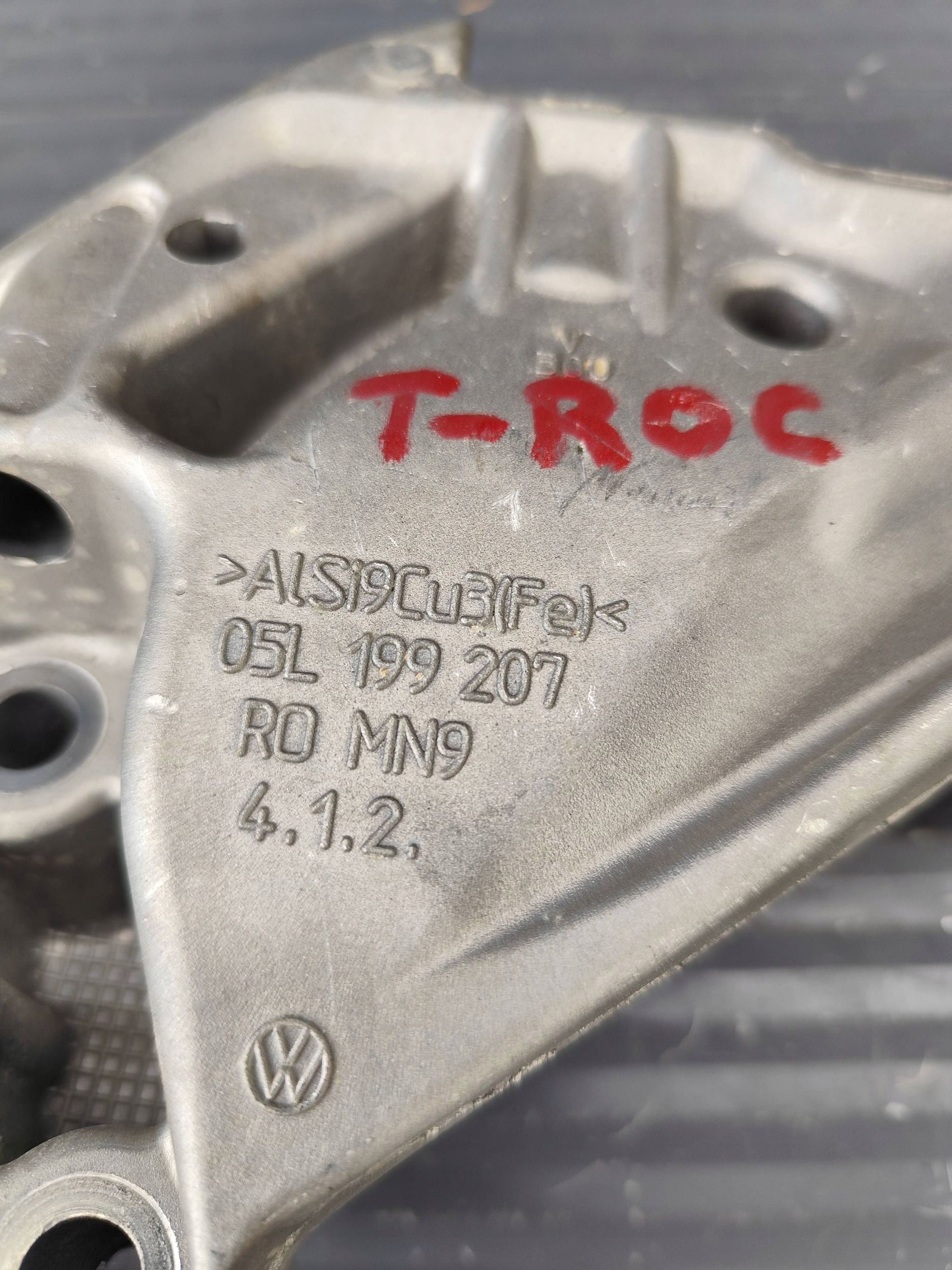 AUDI Q3 II 83A Support Support plaque Moteur 05L199207