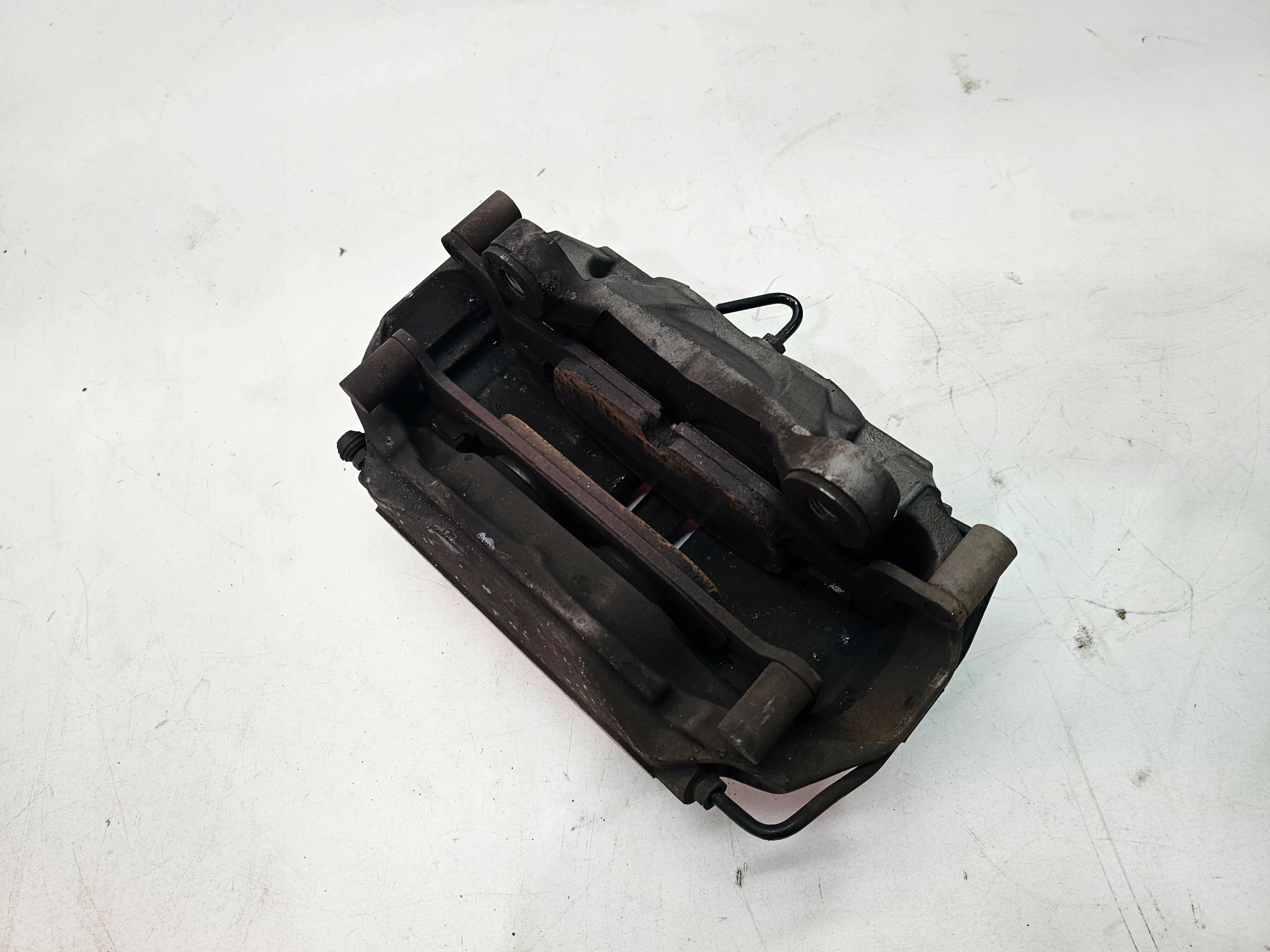třmen brzdový pravý předek AUDI A4 A5 8W06DR 972