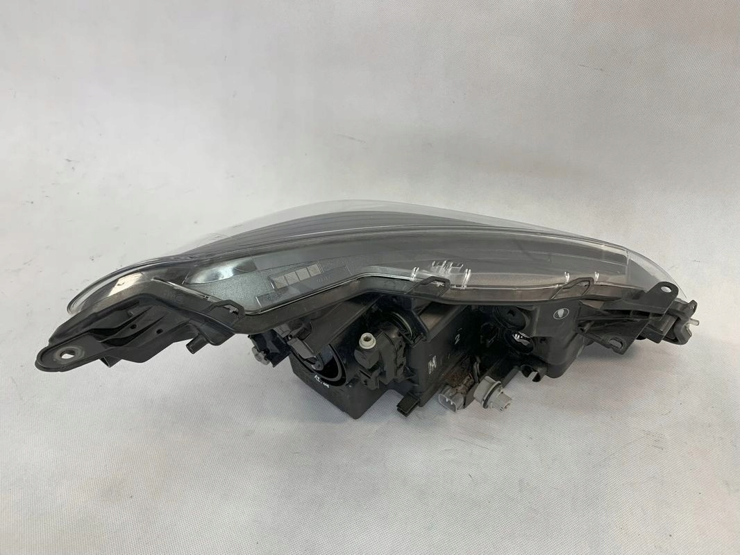 Toyota Yaris 3 III FL 17r Reflektor left light left Lift 2017 12.24