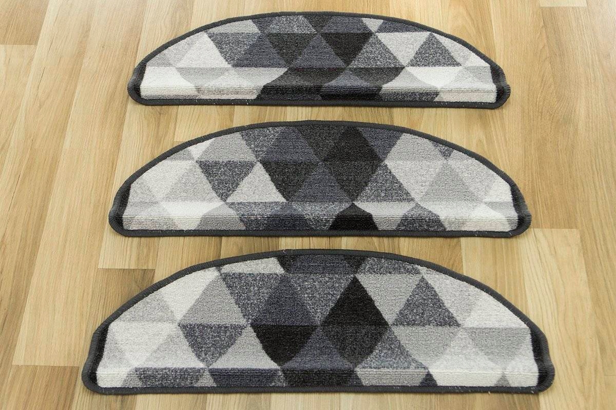 PODGUMOWANE NAKŁADKI DYWANIKI SZARE TRÓJKĄTY NA SCHODY DREWNIANE 67x24+3cm Marka Akcila