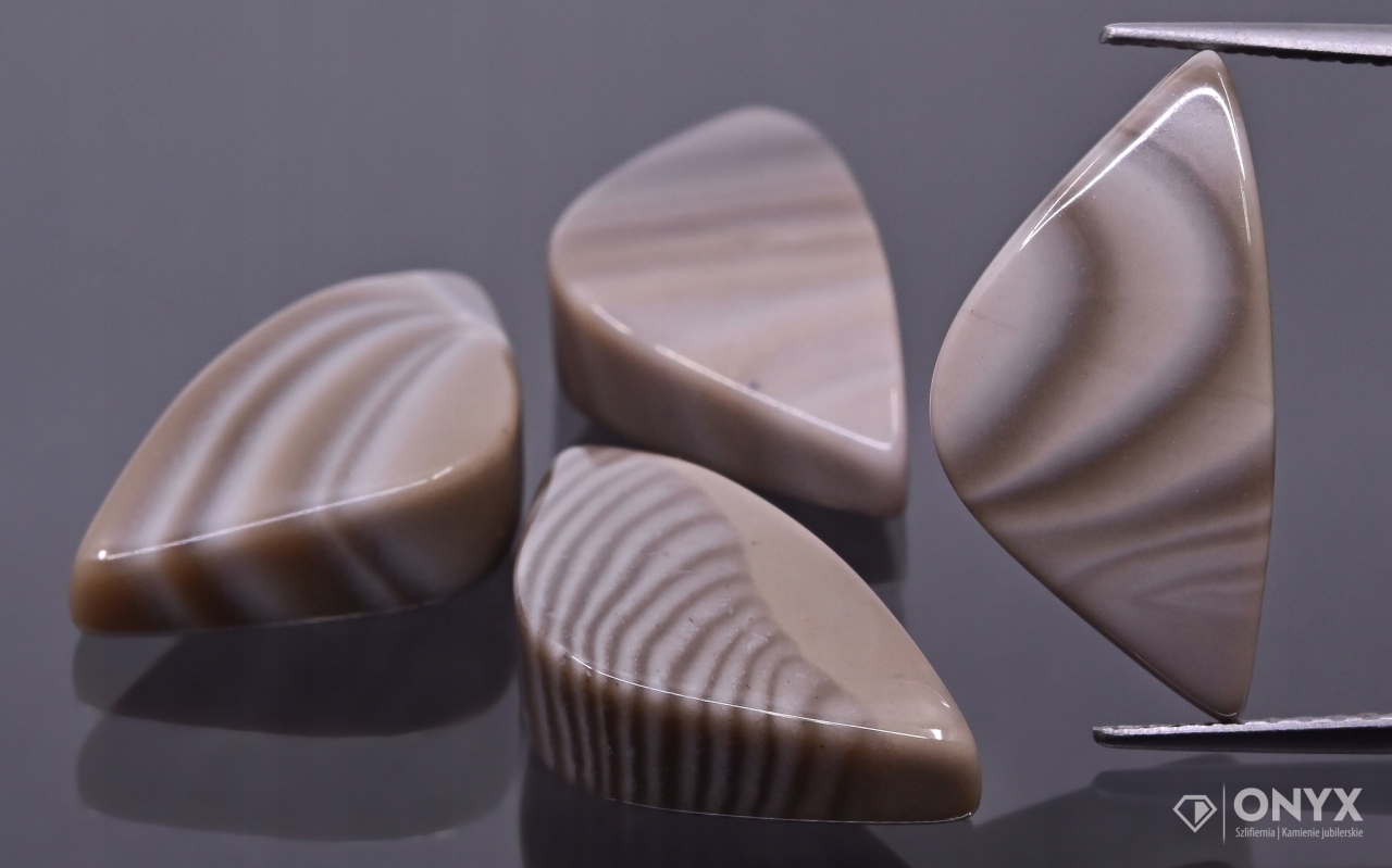 Křemen pruhovaný konvexní nepravidelná dlažba 22x12 mm