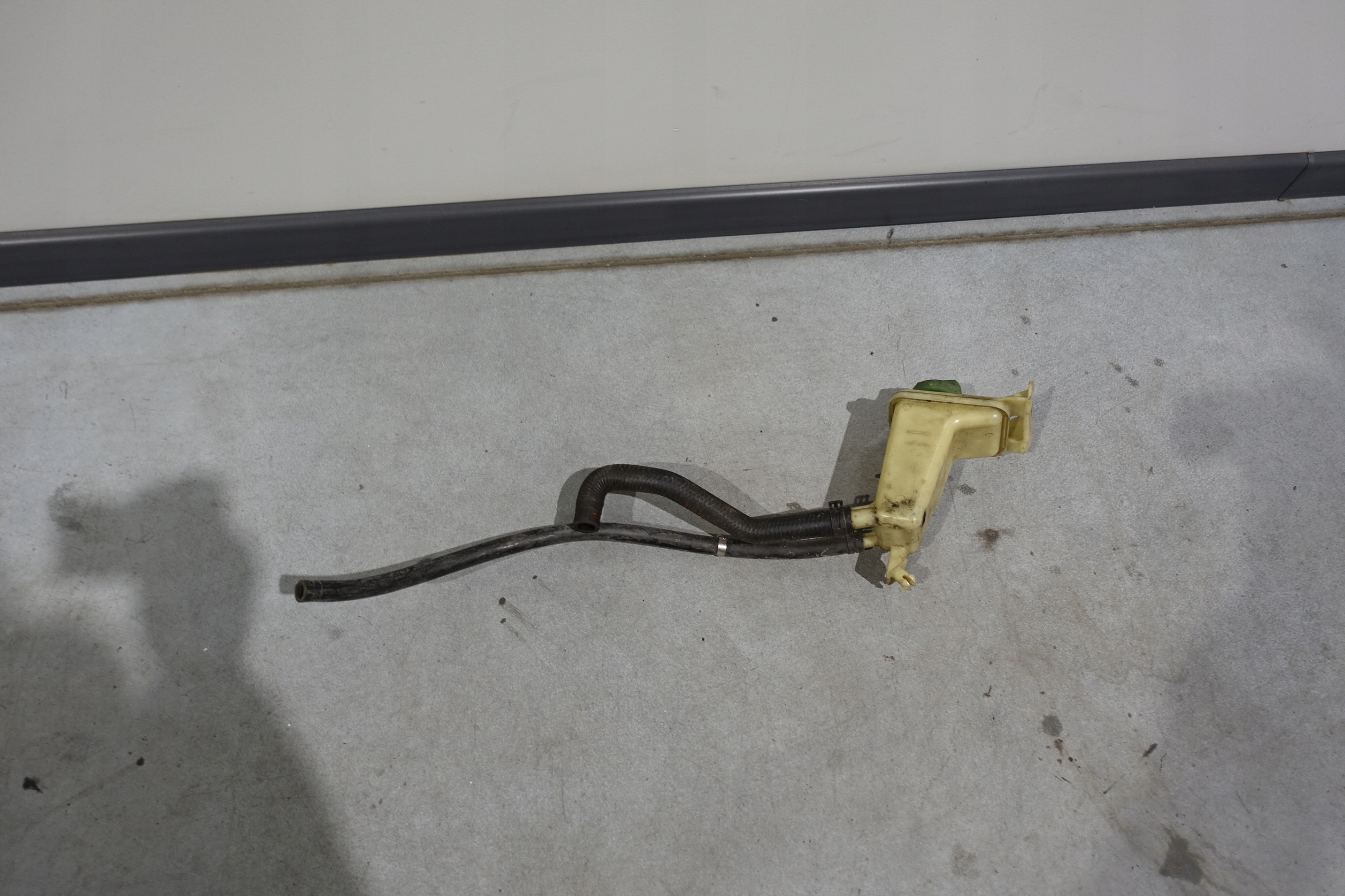 VW PASSAT B5 ZBIORNICZEK PŁYNU WSPOMAGANIA