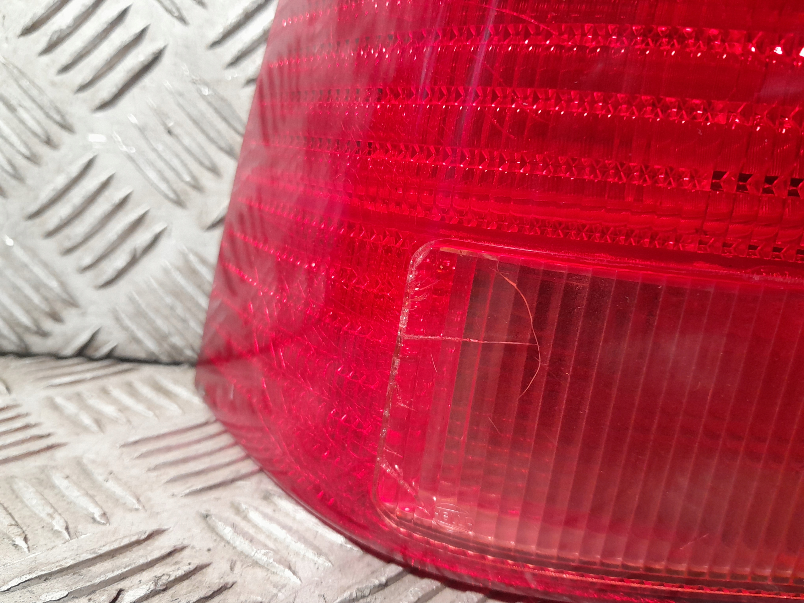 VW BORA LAMPA TYLNA LEWA W BŁOTNIK 1J5945111AC Typ samochodu Samochody osobowe