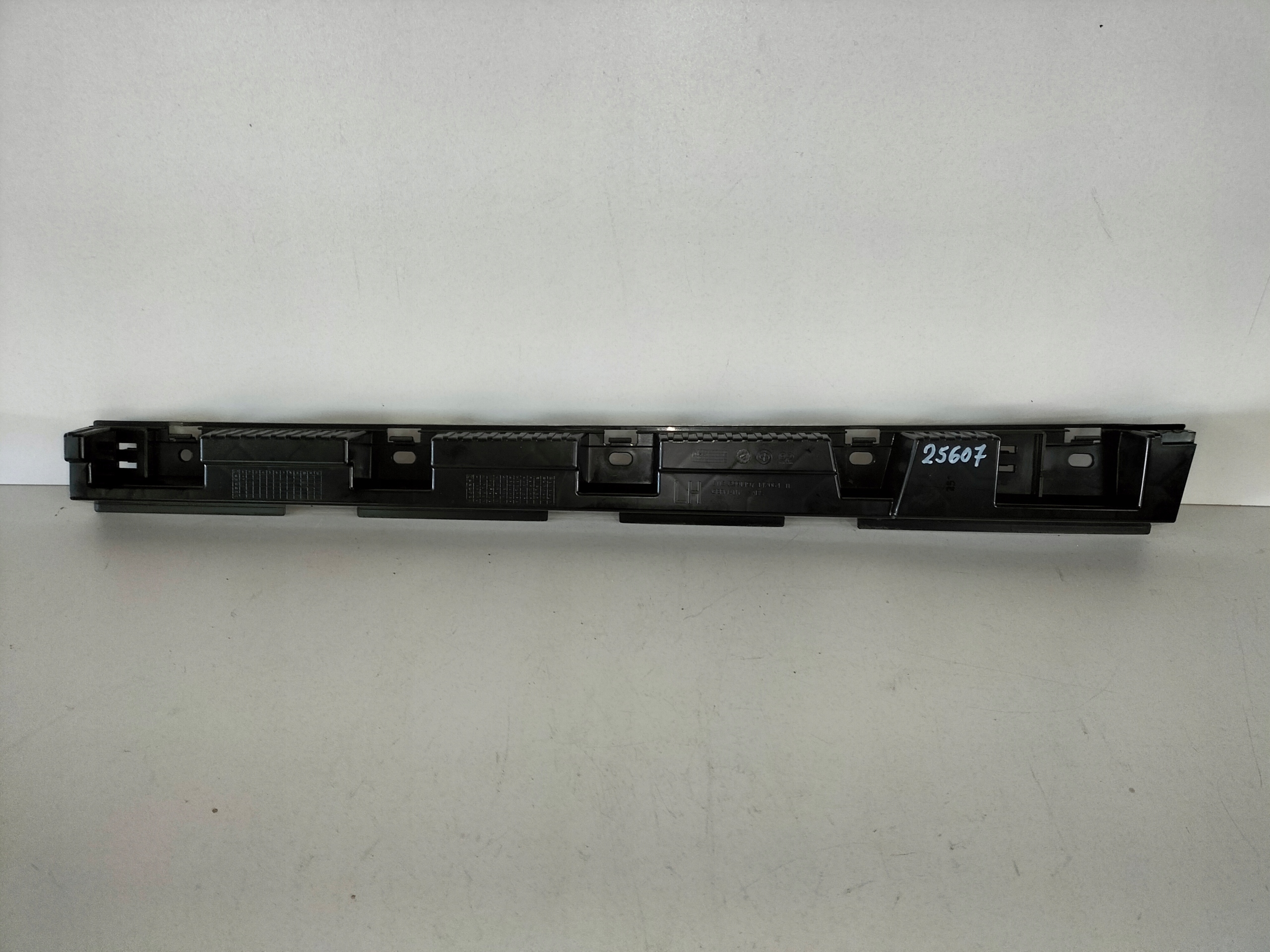 holder mouldings progowej left BMW X1 E84 09