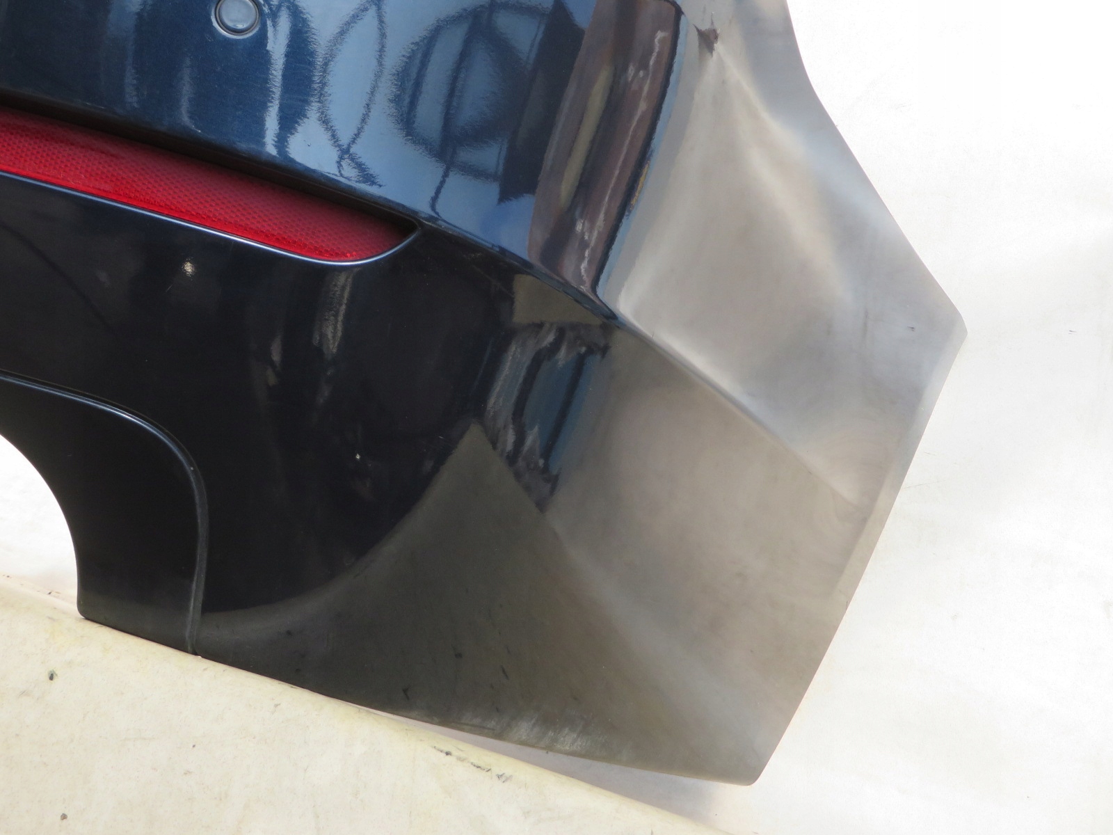 2013r BMW F10 535i ZDERZAK TYŁ TYLNY KOMPLETNY A89 Producent części BMW OE