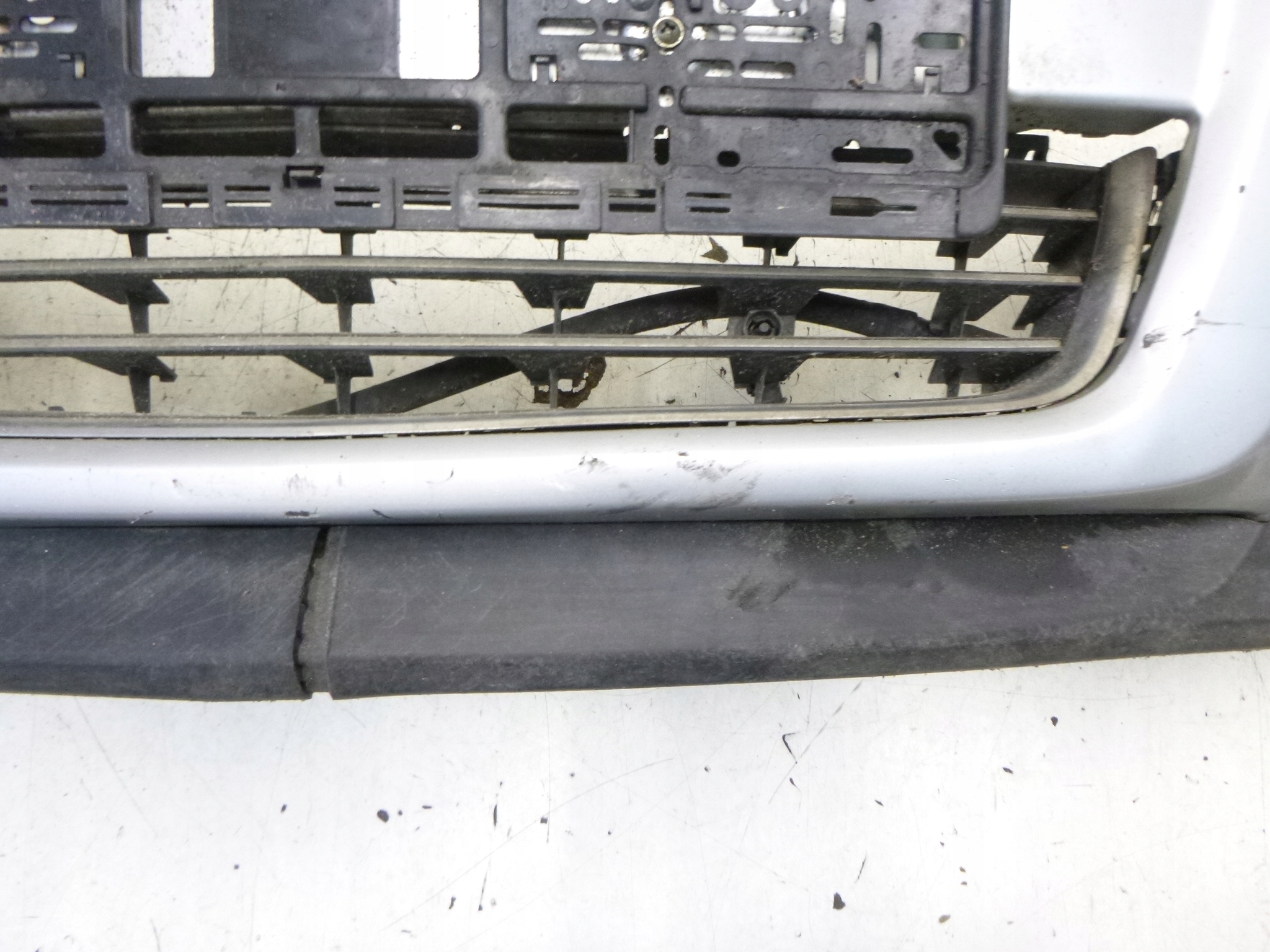 Frontstoßstange Opel Astra H Z176 2005r. 13225746
