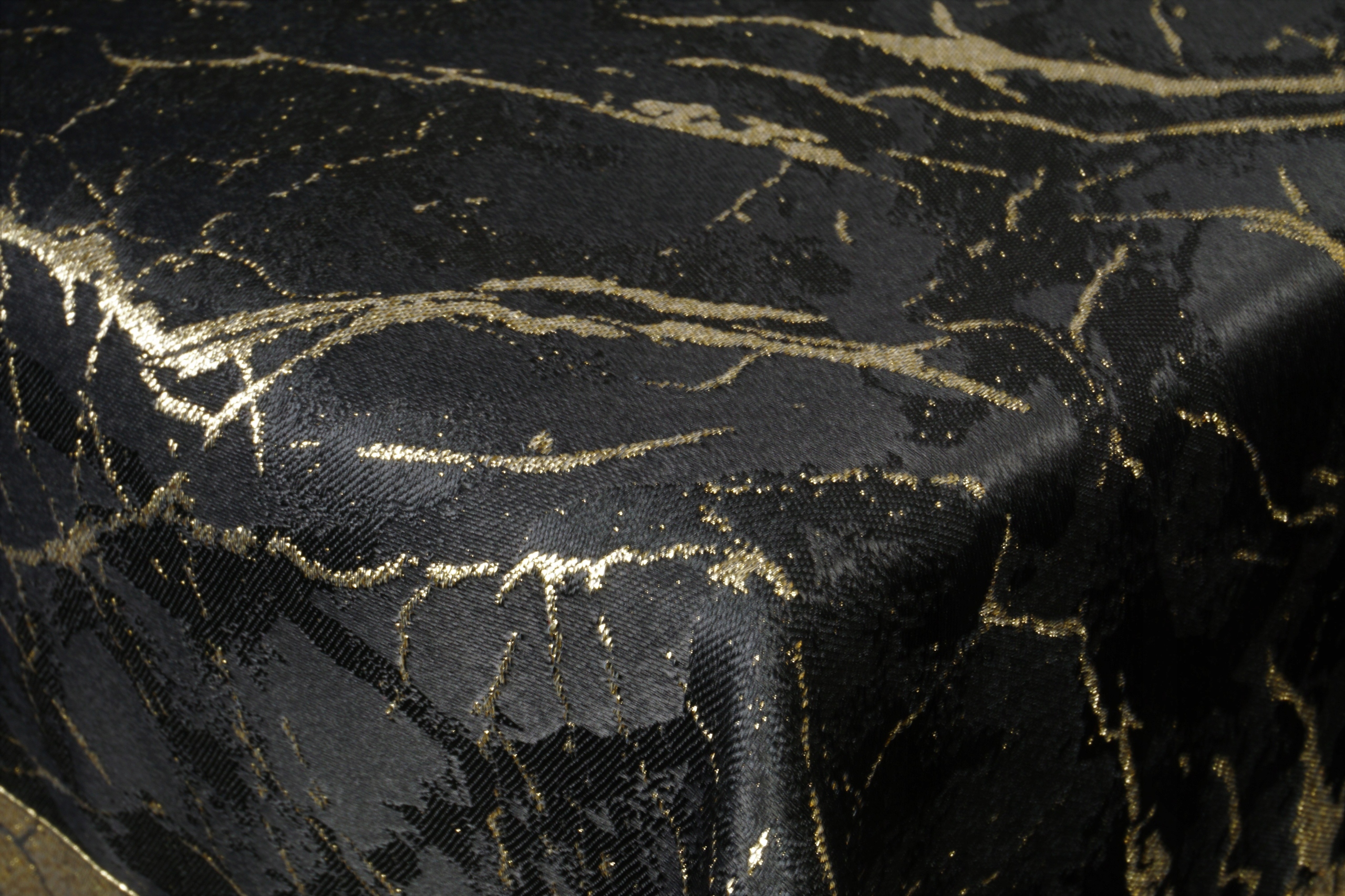 

Świąteczny czarny złoty obrus plamoodporny 40X150