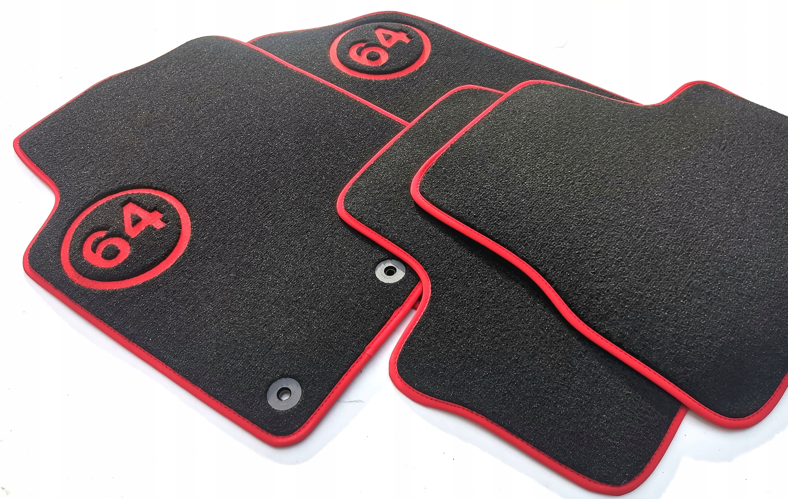 Dywaniki welurowe standard z haftem na 4 dywanikach