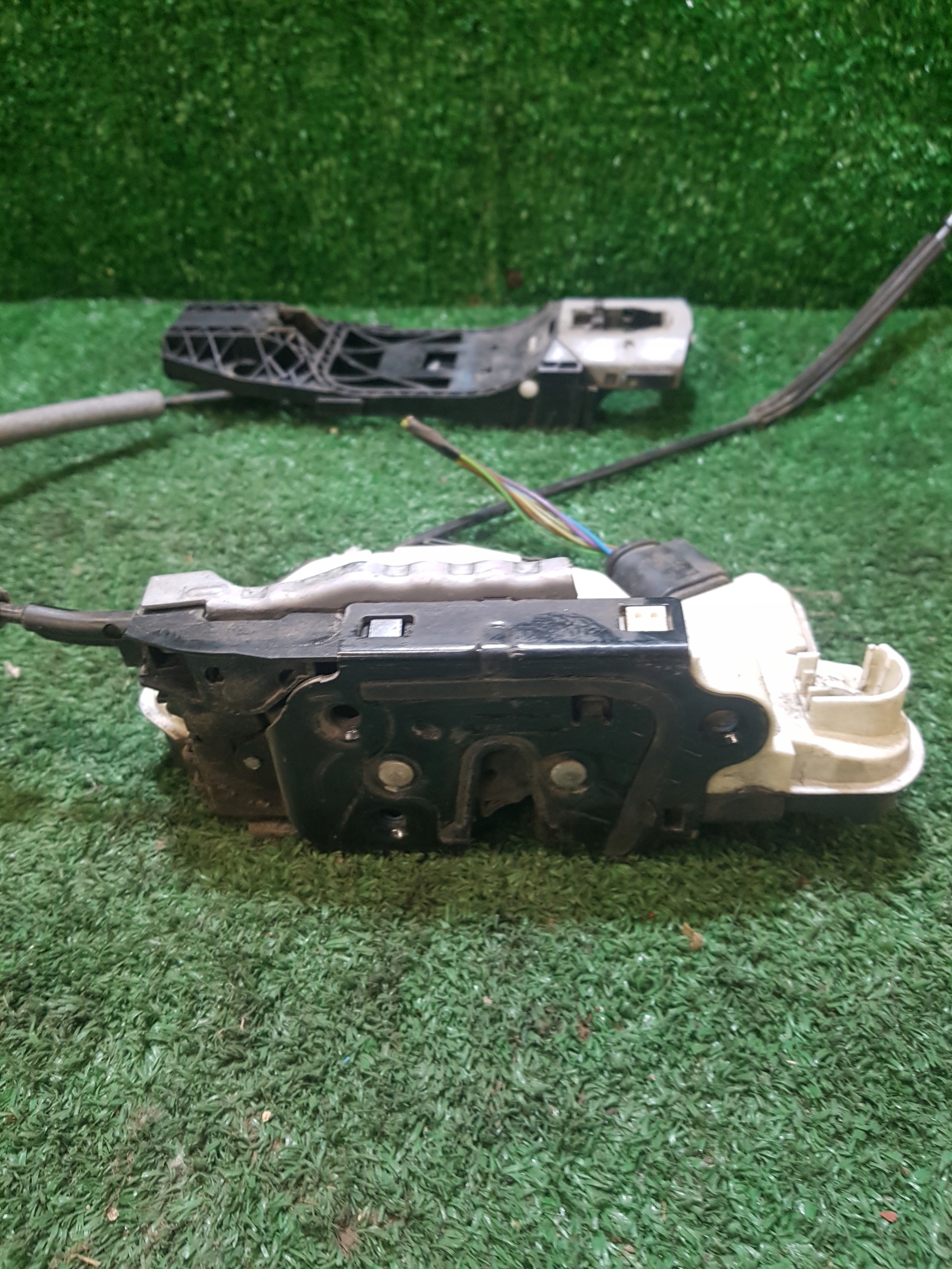 lock door left front SKODA FABIA 2 5N1837015C
