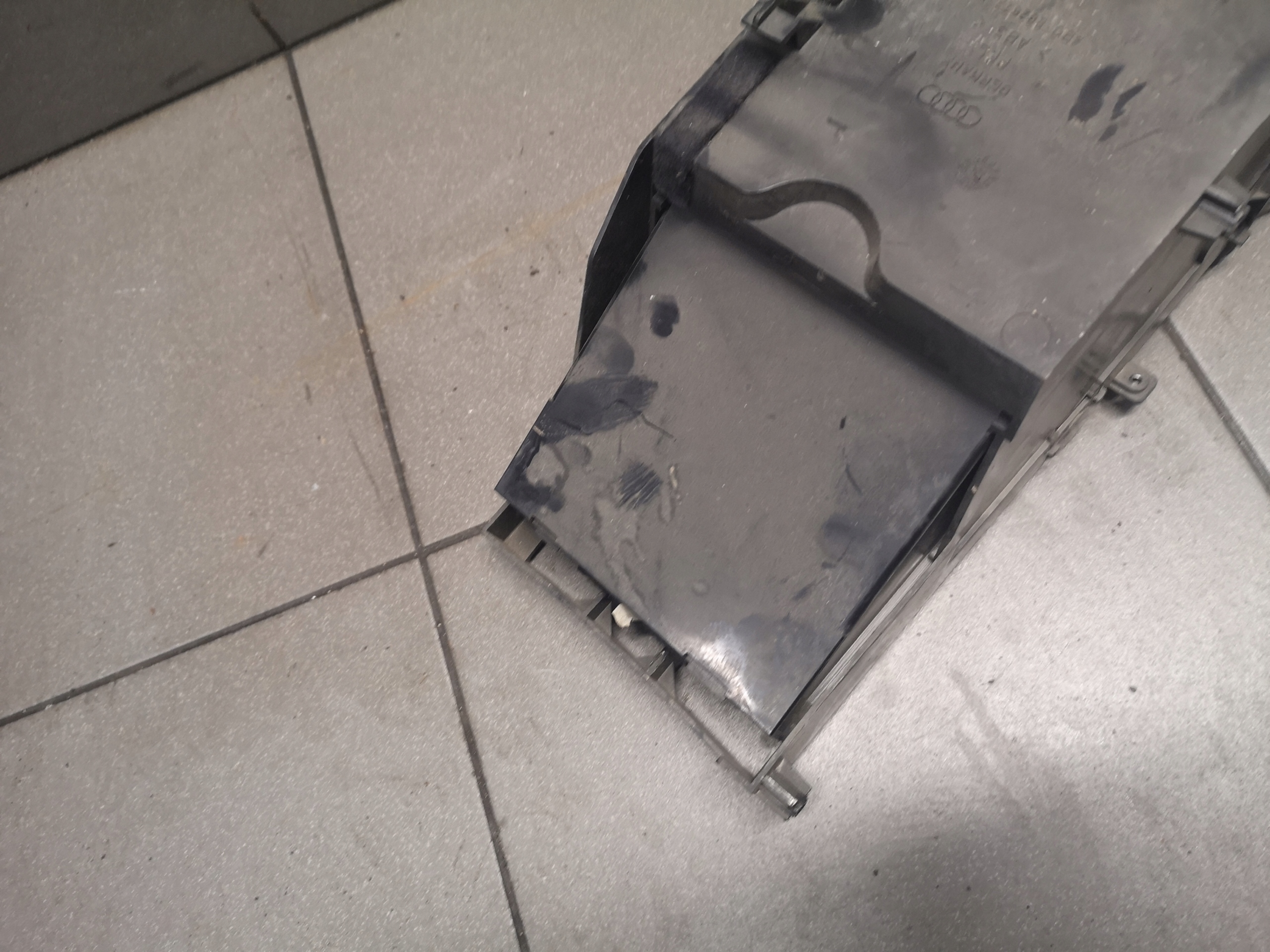 бардачок кресло пассажира Audi A6 C5 4B0882622R