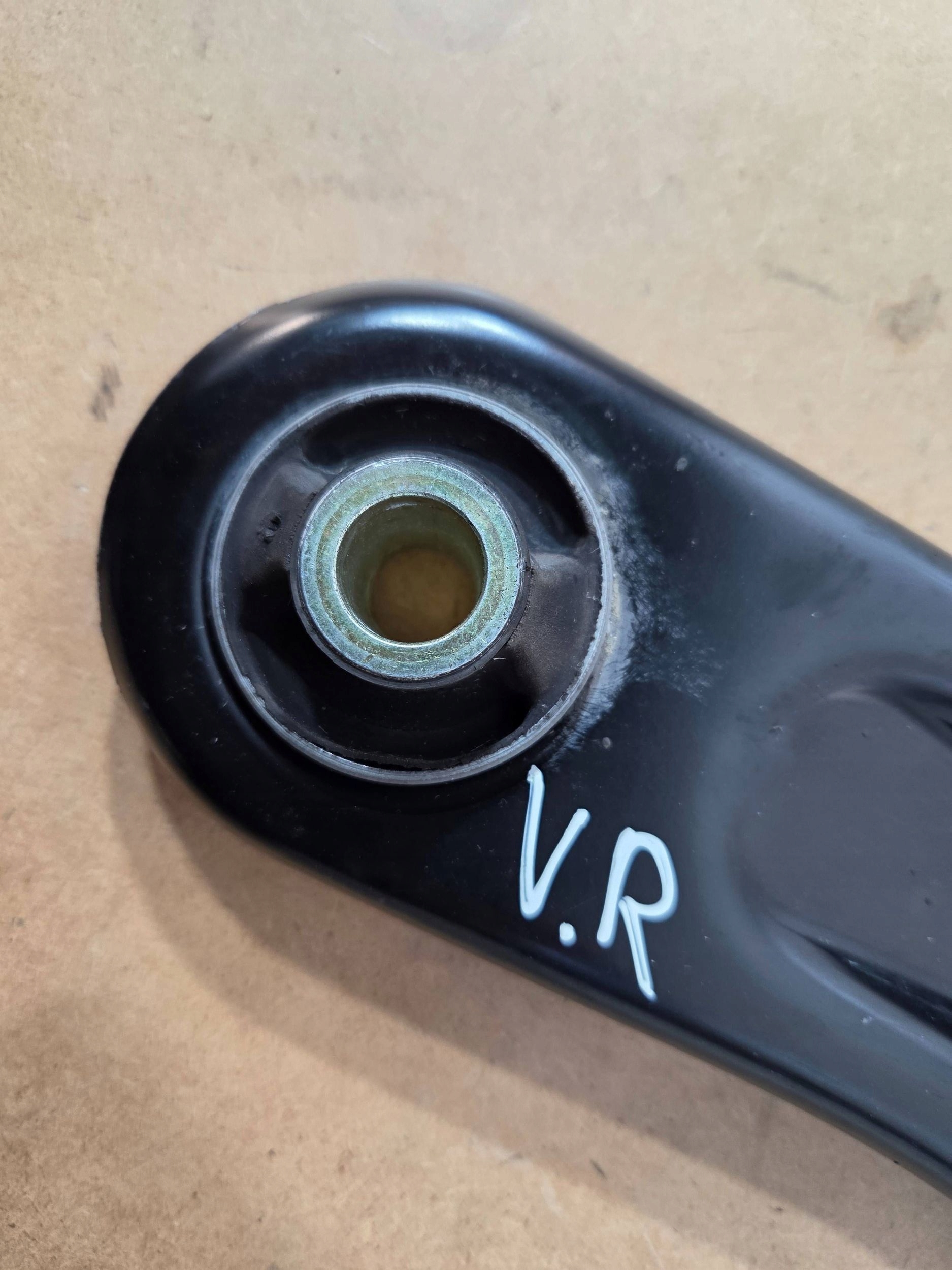 Citroen C3 III Aircross arm front right (Q808)