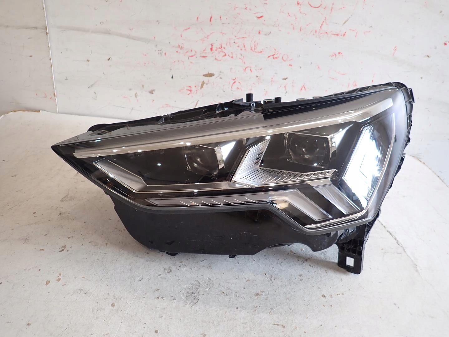 light front front left AUDI Q3 II FULL LED MATRIX 2018- 83A941035