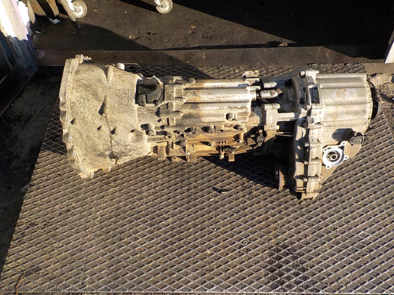 LAND ROVER DISCOVERY III 2.7 TDV6 Getriebe 1067401098