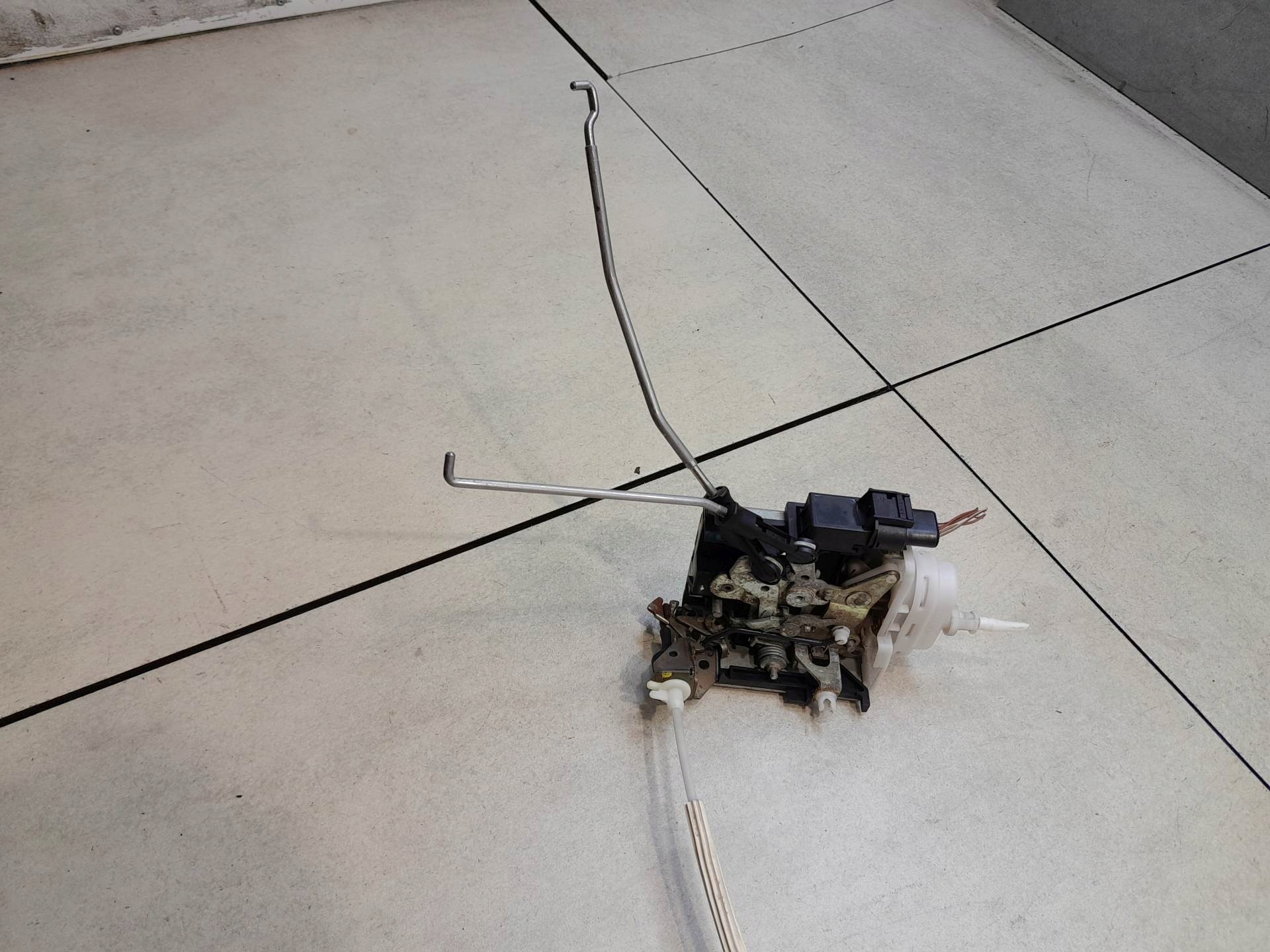 lock door right front AUDI A4 B5 8D1837016F