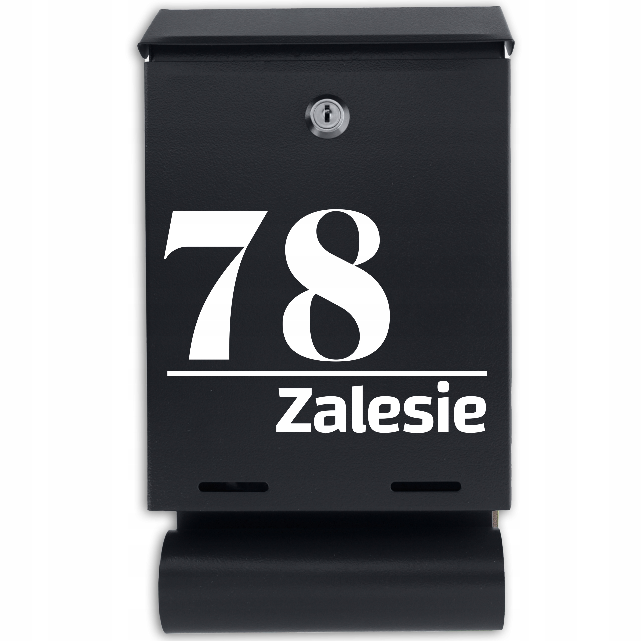 Černá matná poštovní schránka s tubou, personalizovaná adresa pro fasádu