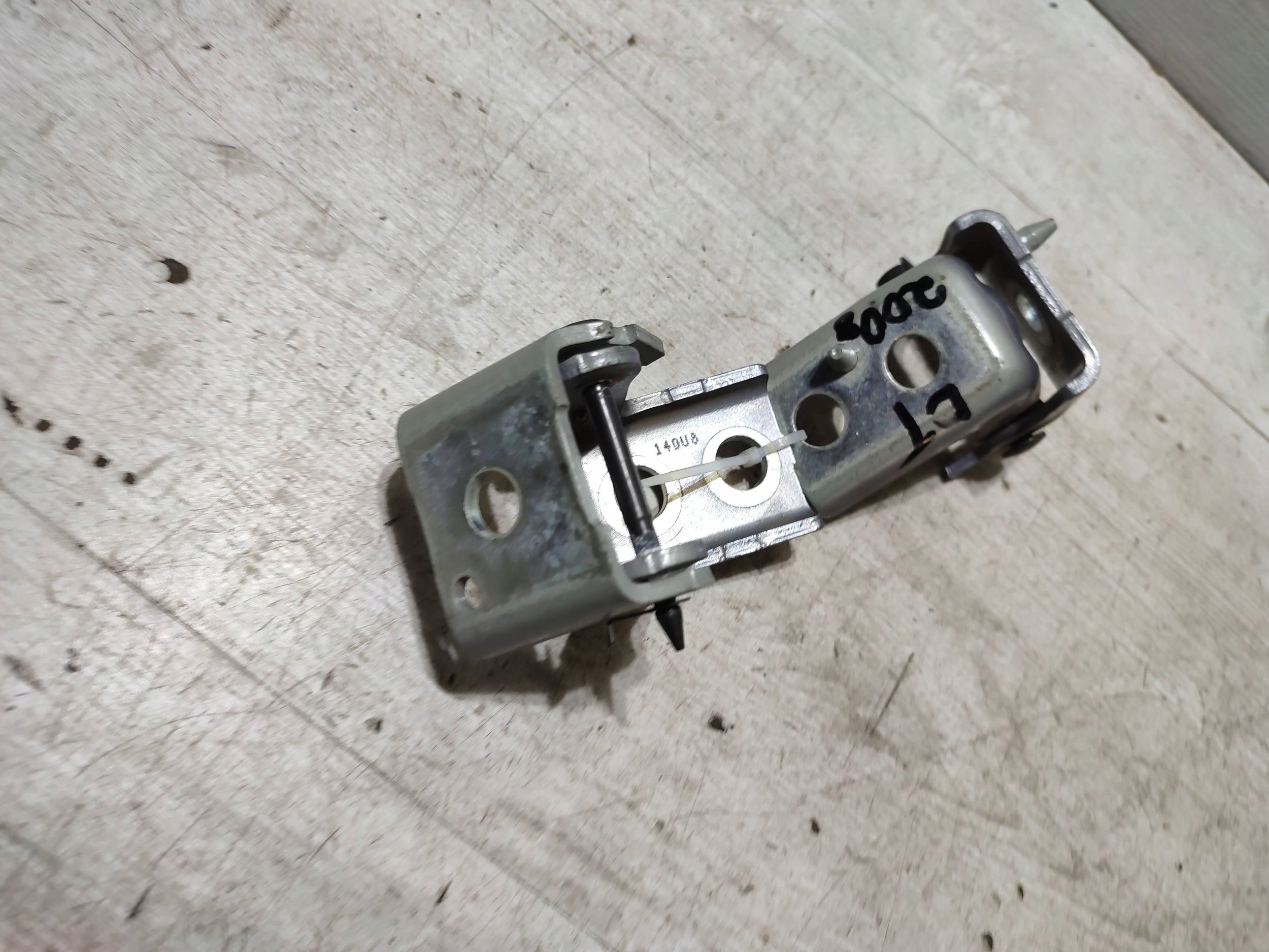 Peugeot 2008 and 2018 rear part side left hinge left rear part