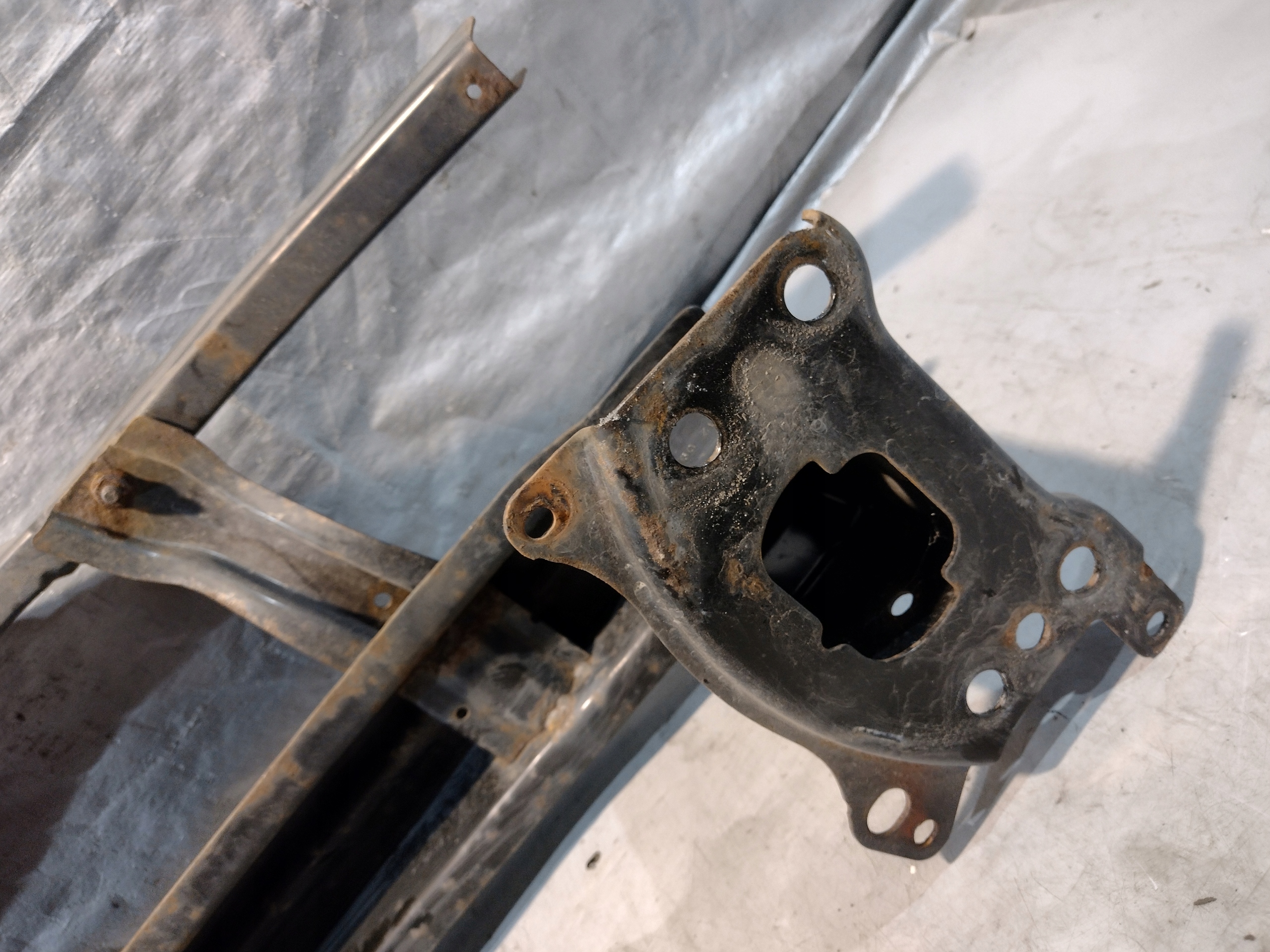 bumper support of the front Volkswagen Passat B6 1,9TDI