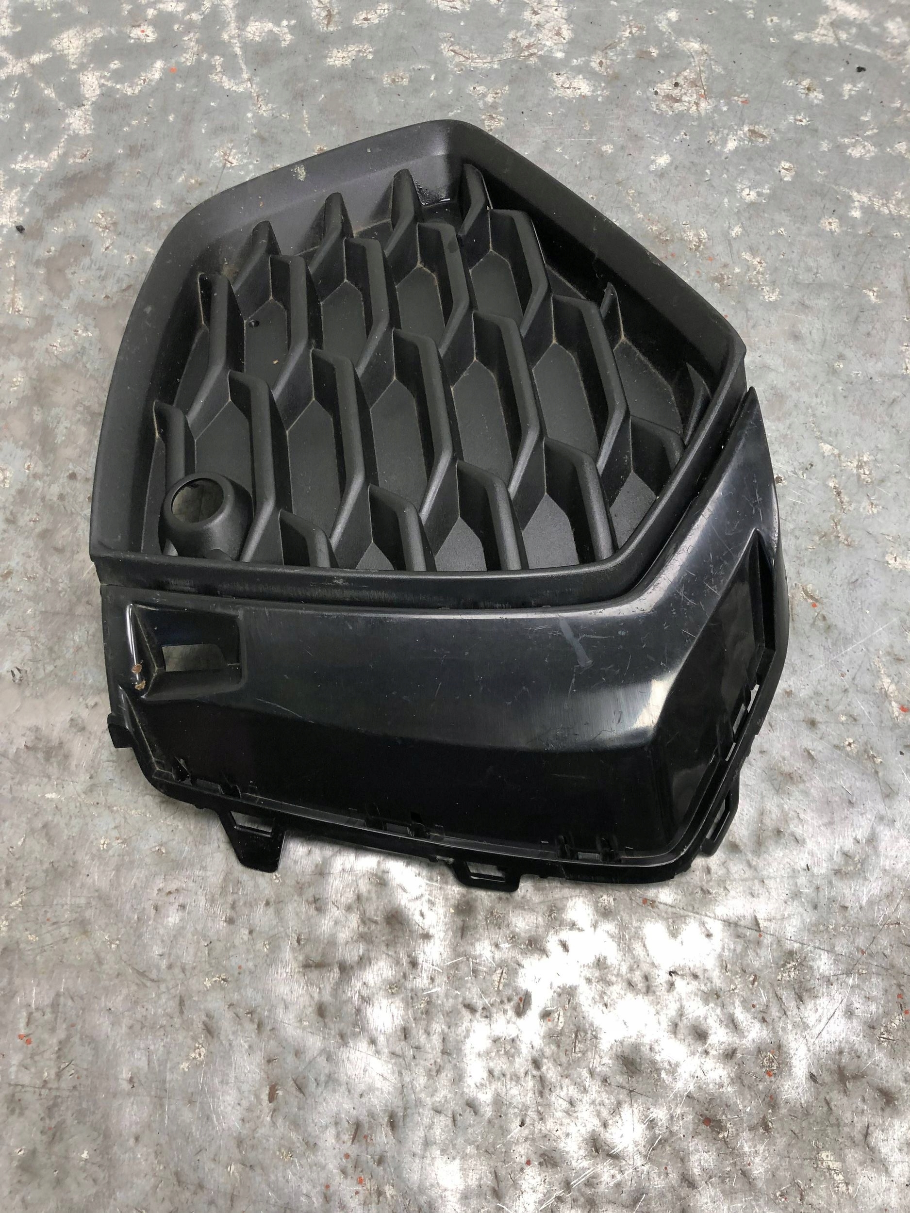 grid of a bumper right front AUDI A3 8Y S-LINE 8Y0807682B
