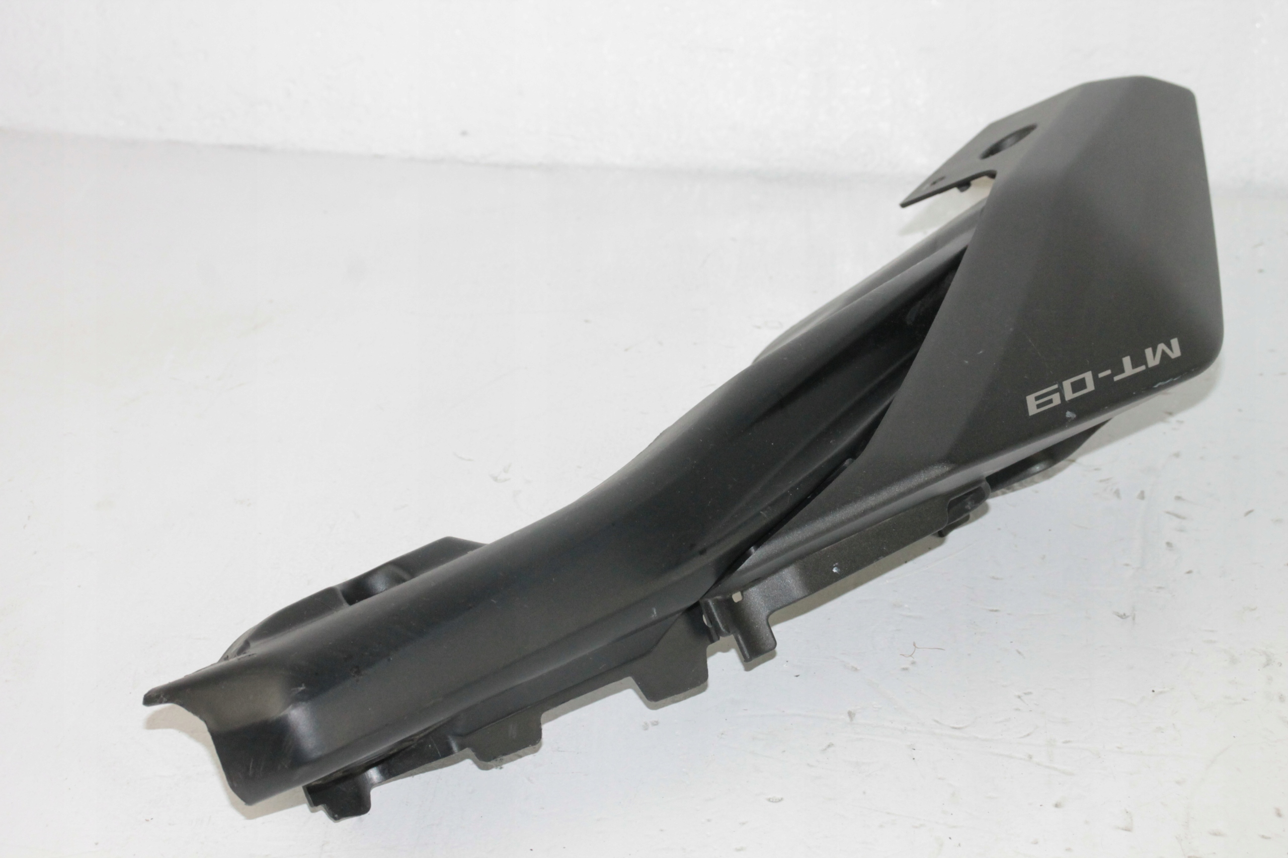 028000. - YAMAHA MT09 13-17 ОБТЕКАТЕЛЬ ХВОСТ ЗАДУПОК ПРАВЫЙ