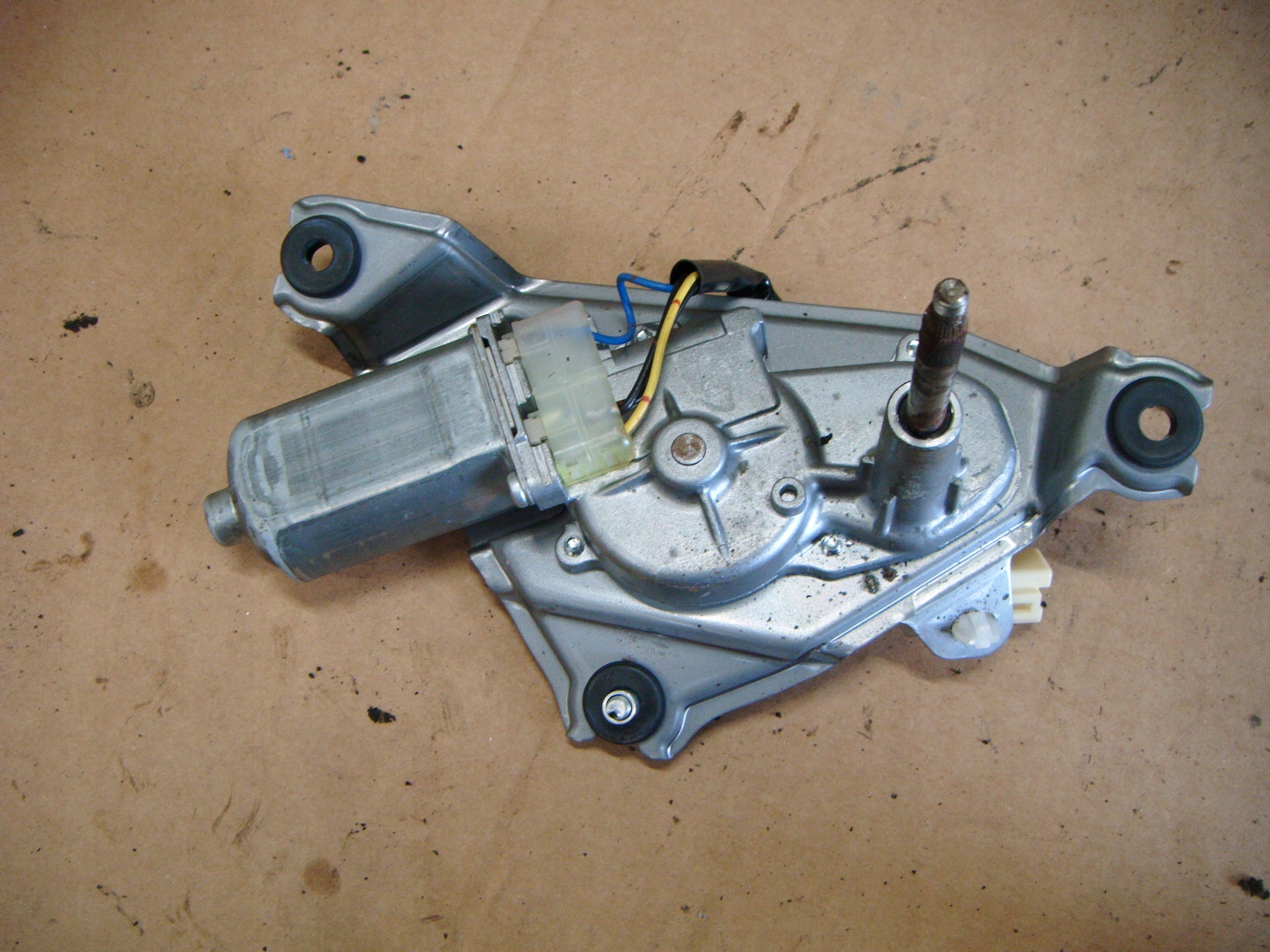 CHEVROLET HHR SILNICZEK WYCIERACZKI TYŁ 15943776