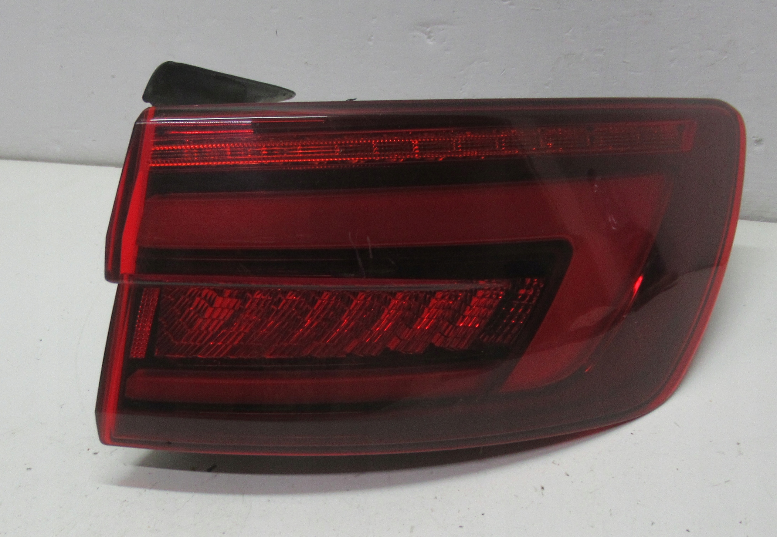 AUDI A4 B9 AVANT 3.0 TDI 18R Licht rechts heck