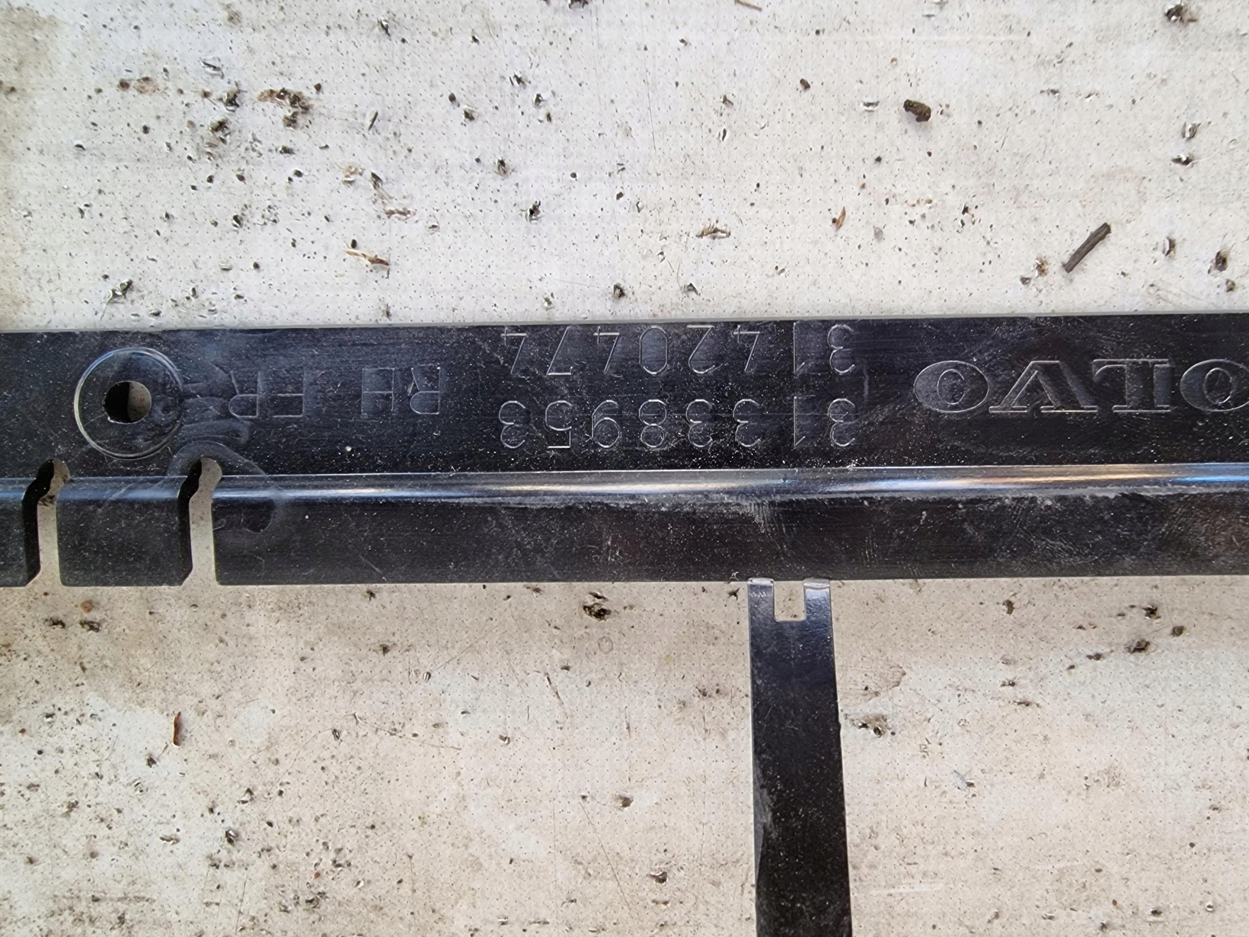 VOLVO Supporto PROWADNICA MINIGONNE Destro 31373254