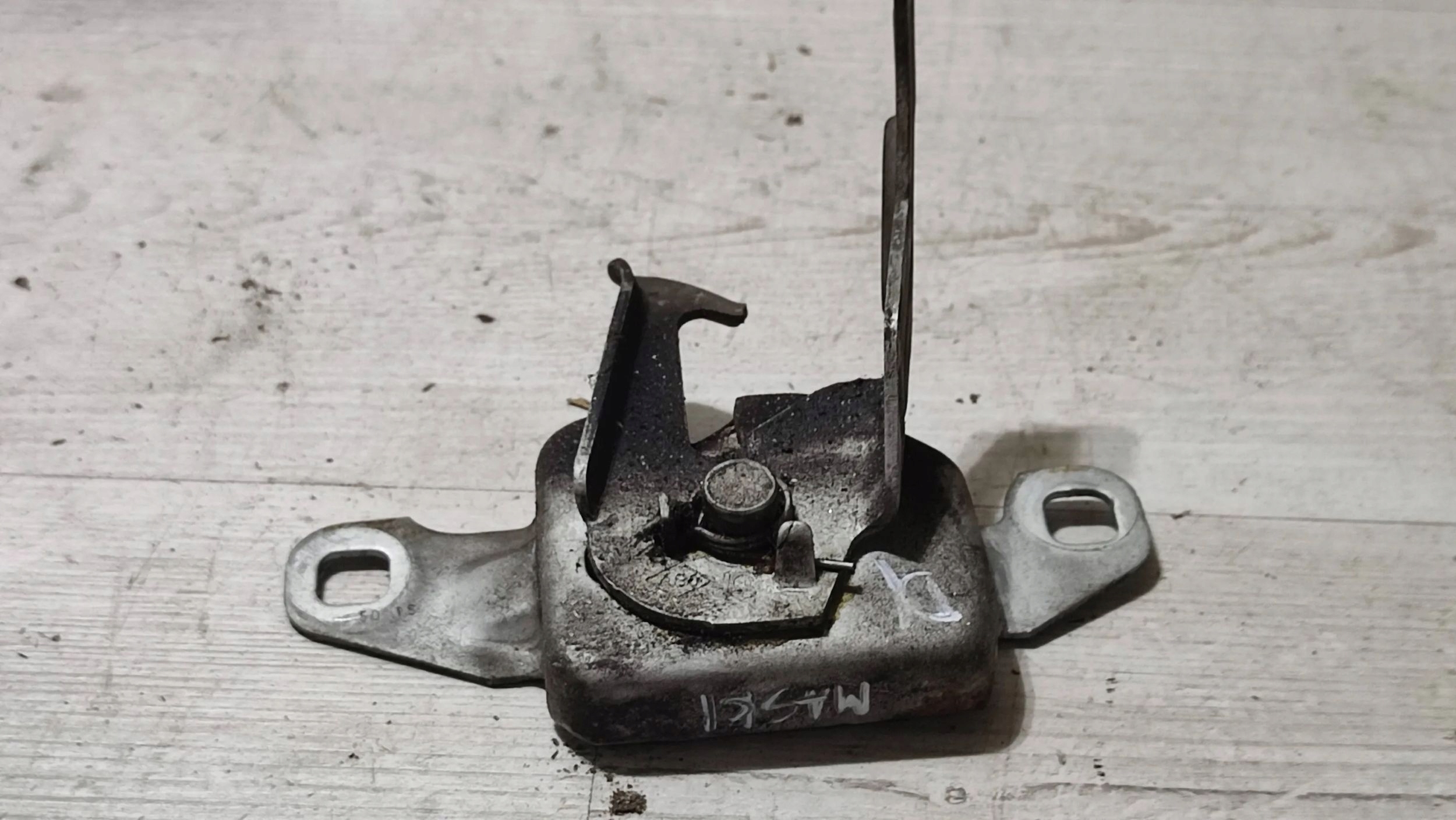 Dacia Duster and 16r 1.6b bonnet latch lock