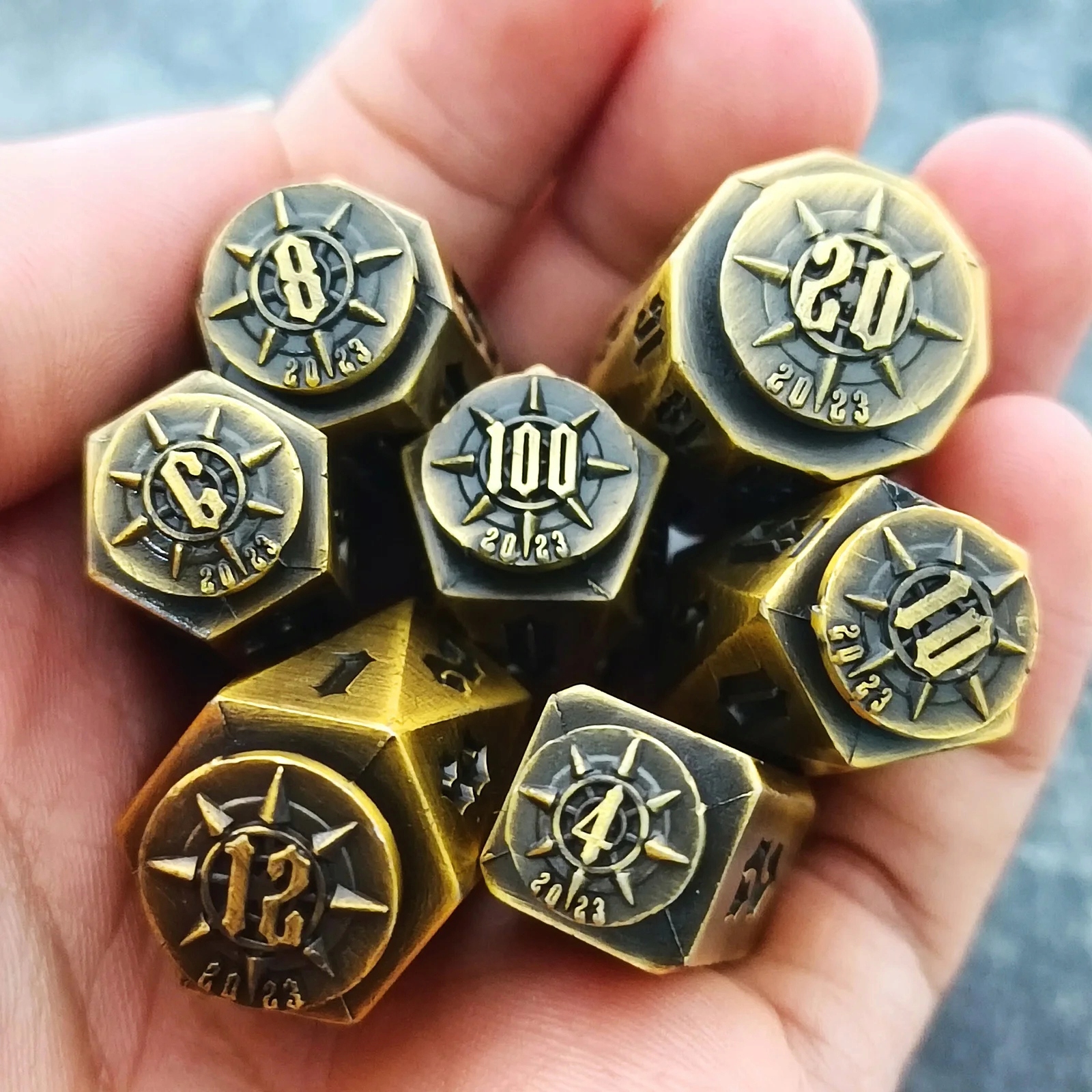 POUSTNI-BOURE-SADA-7-KOVOVYCH-KOSTEK-RPG