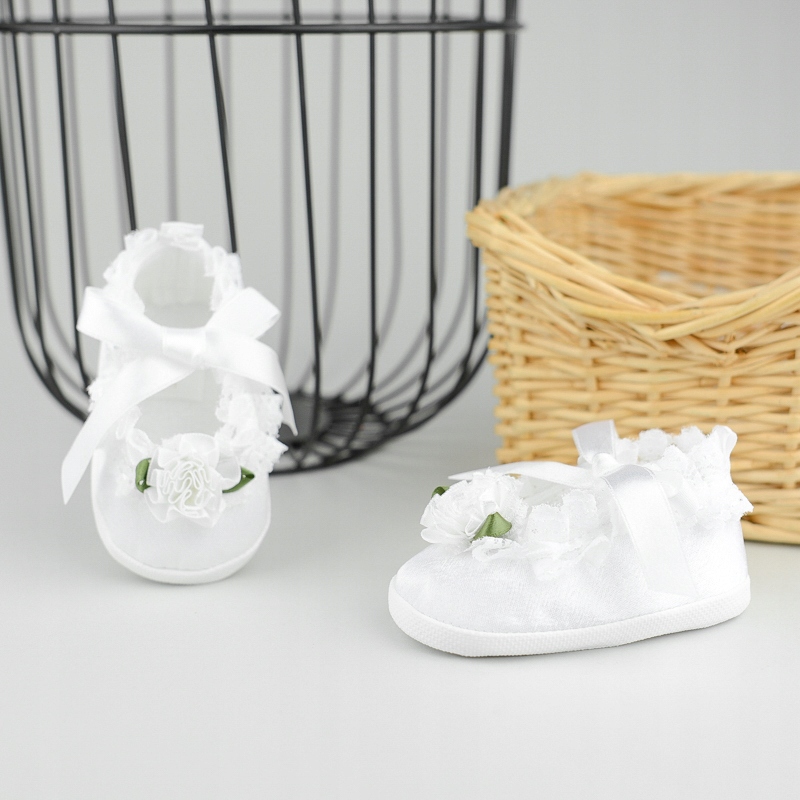 BIAŁE NIECHODKI NA CHRZEST NA LATO WIĄZANE Z BIAŁYM KWIATKIEM NA ŚRODKU 11 Płeć Dziewczynki