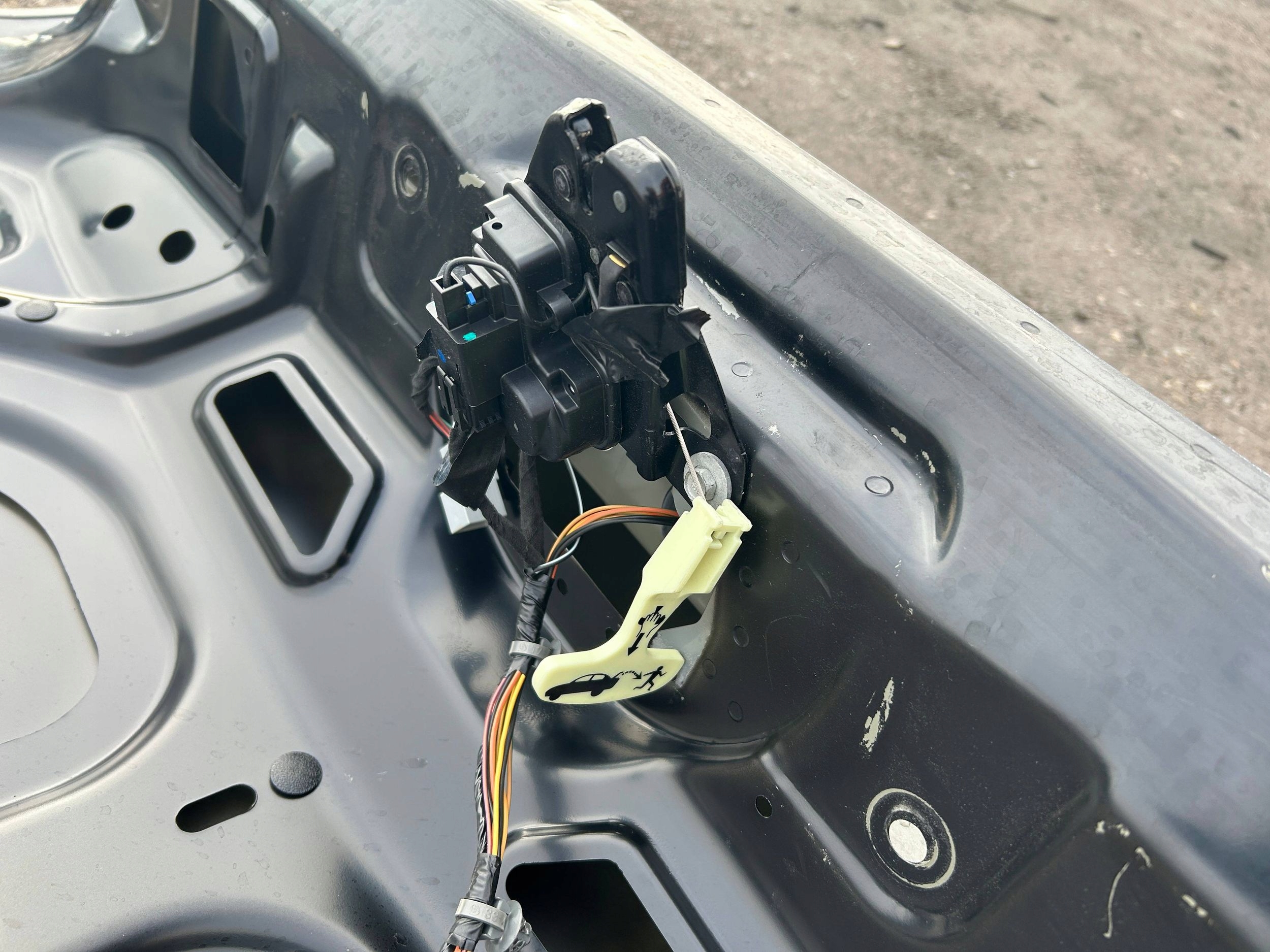 trunk door boot Dodge Challenger 2015r